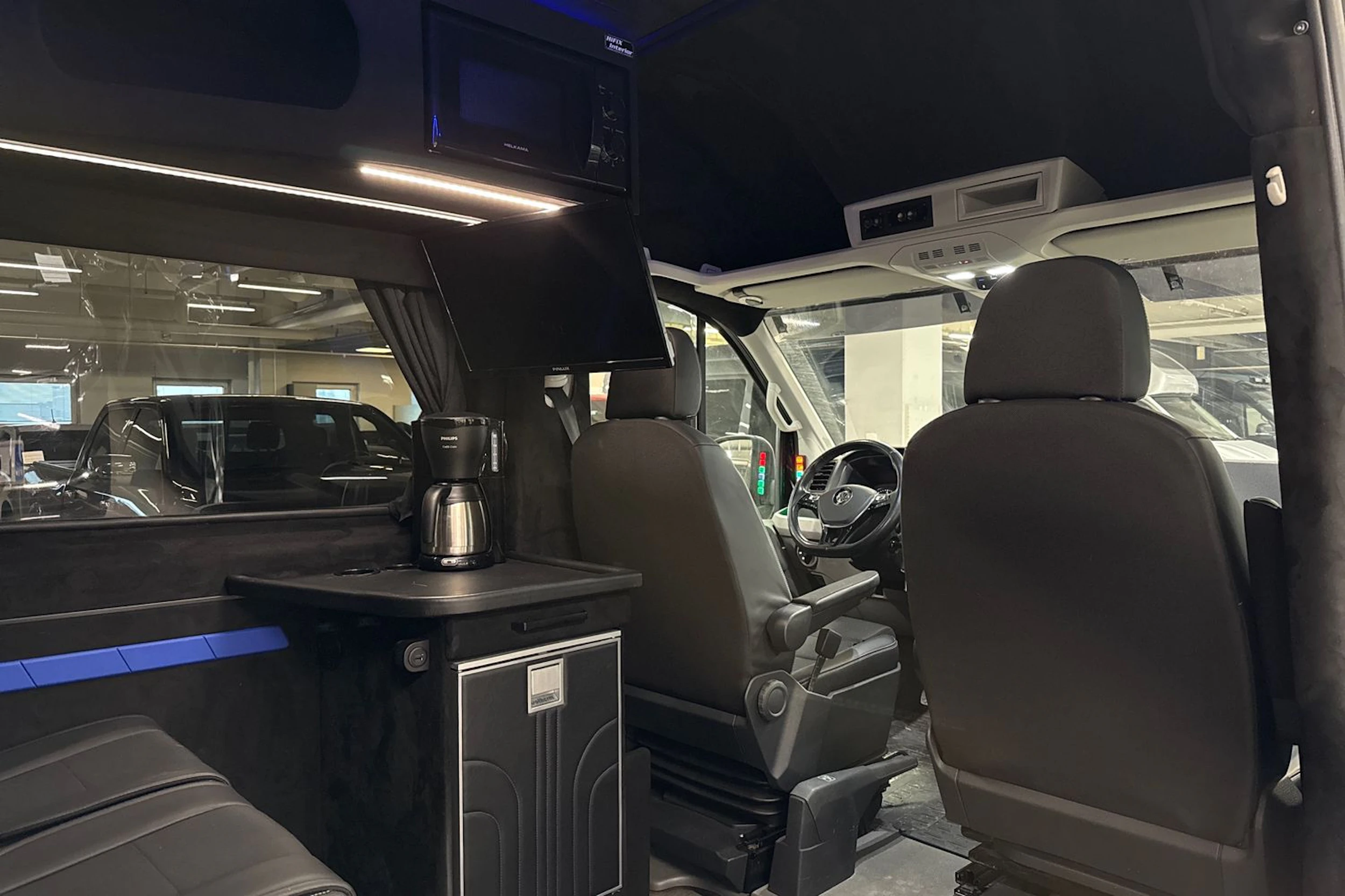 Musta Volkswagen CRAFTER 2024 kuva 5.