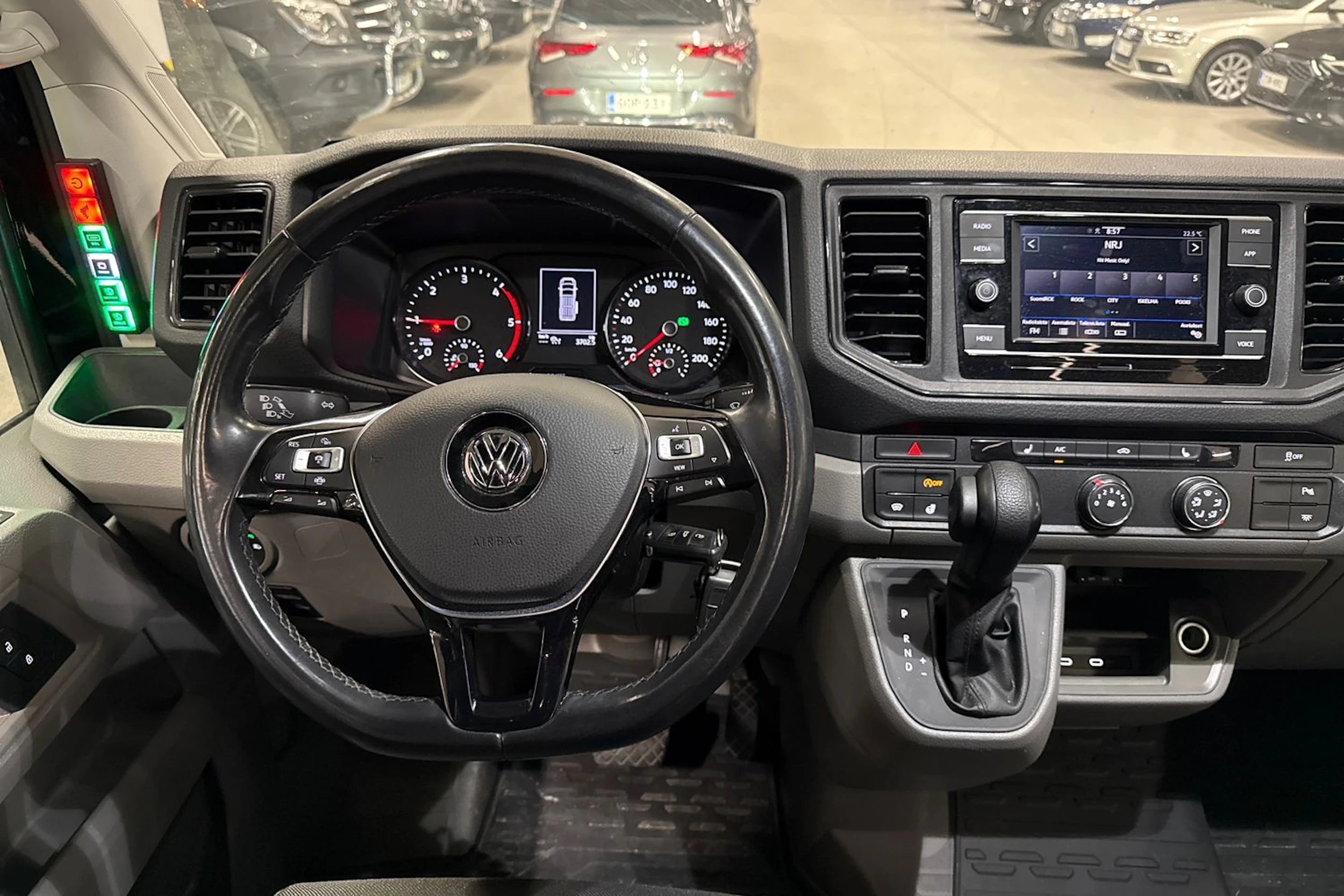 Musta Volkswagen CRAFTER 2024 kuva 6.