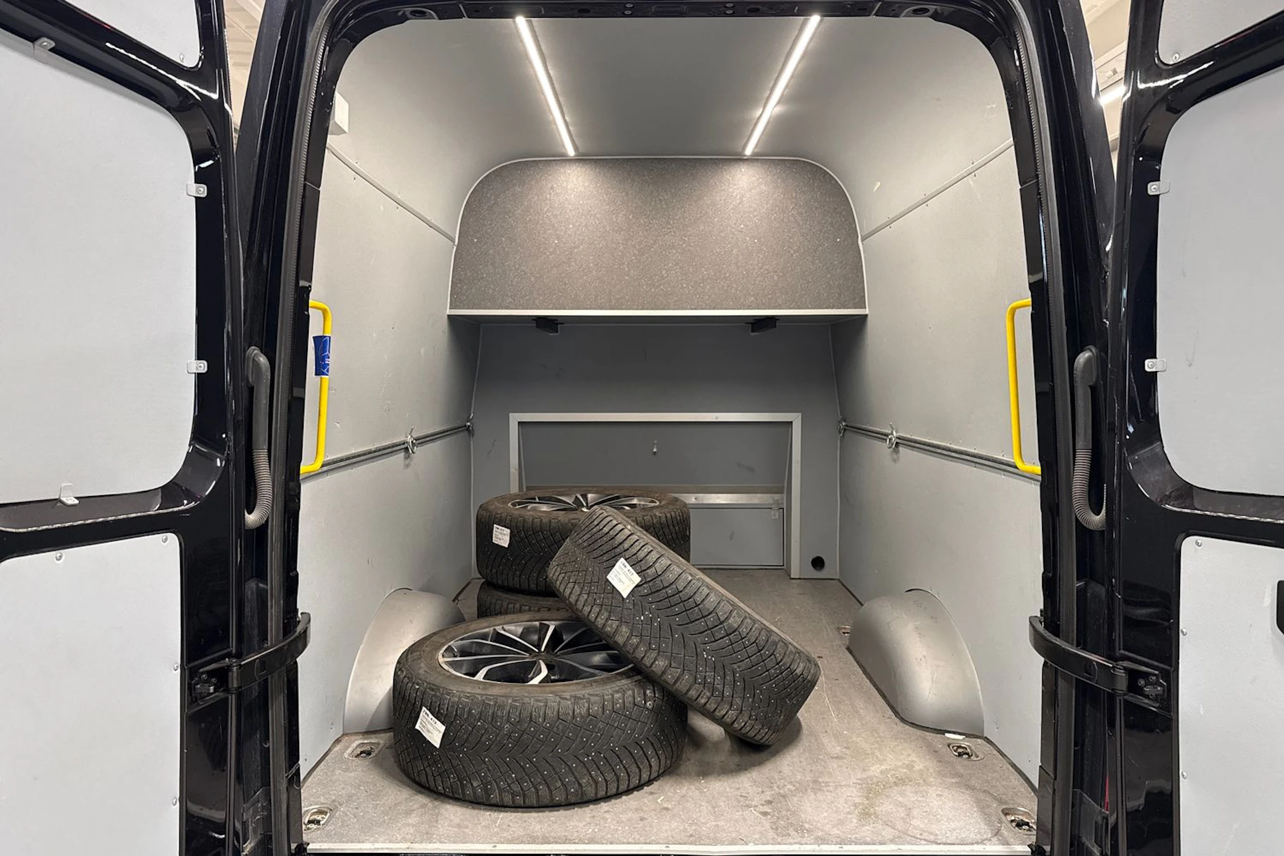 Musta Volkswagen CRAFTER 2024 kuva 9.