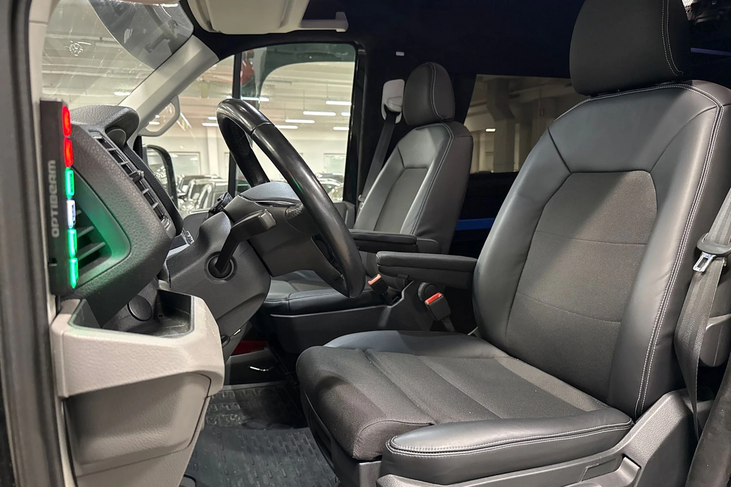 Musta Volkswagen CRAFTER 2024 kuva 11.