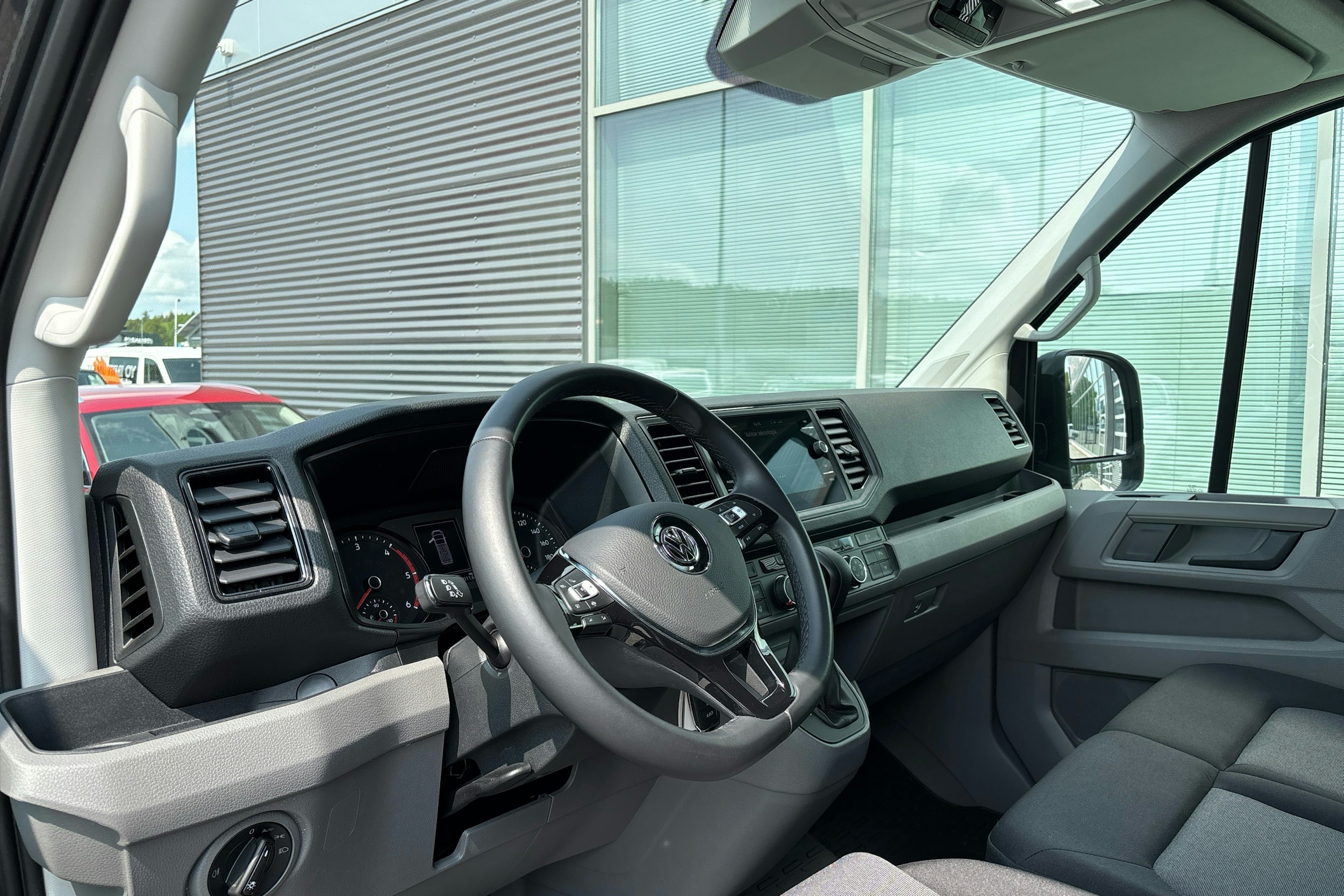 Harmaa Volkswagen Crafter 2024 kuva 6.