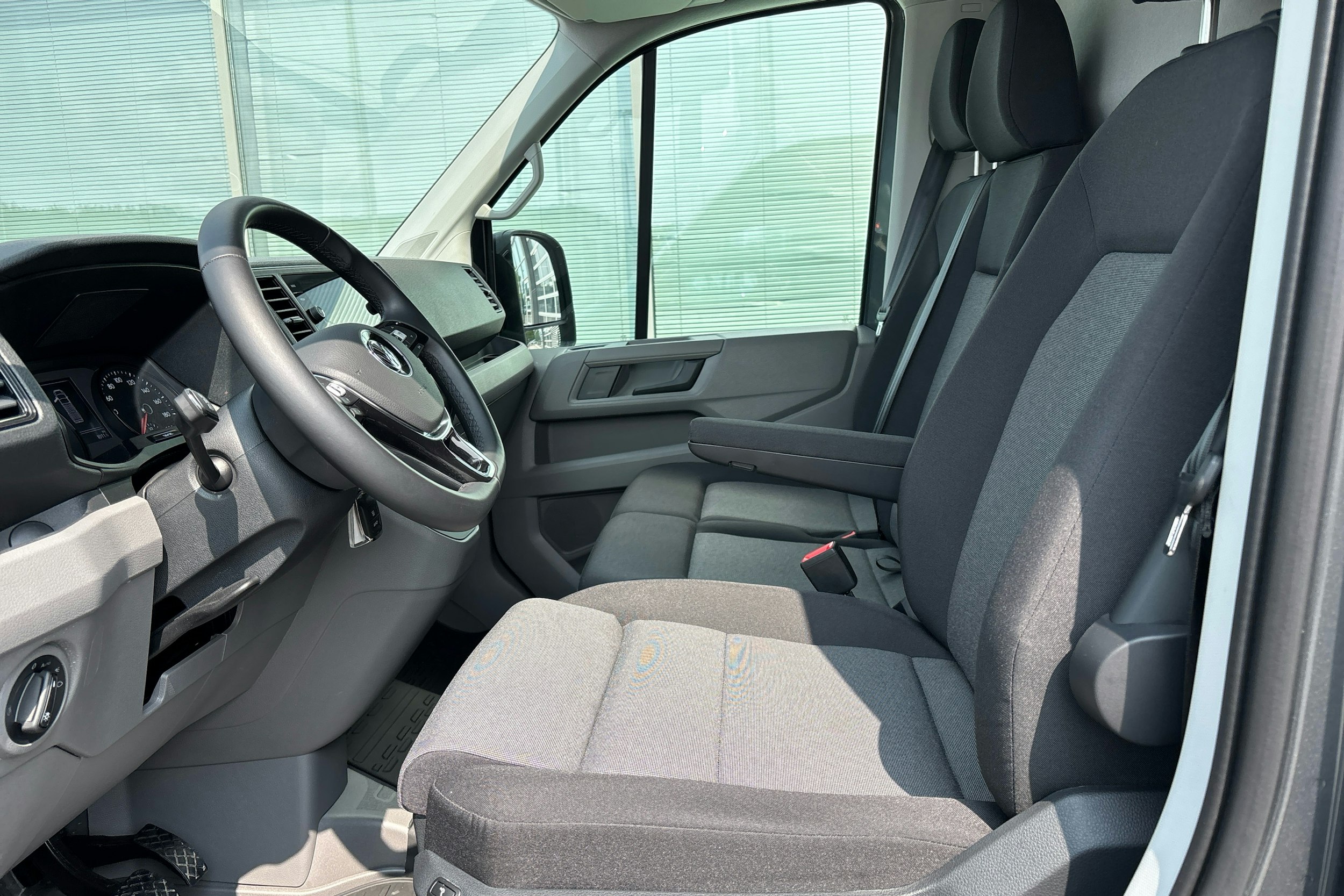 Harmaa Volkswagen Crafter 2024 kuva 7.
