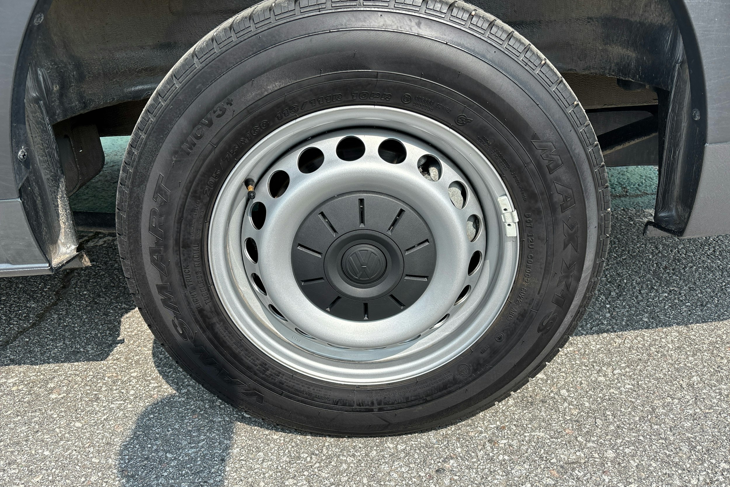 Harmaa Volkswagen Crafter 2024 kuva 9.