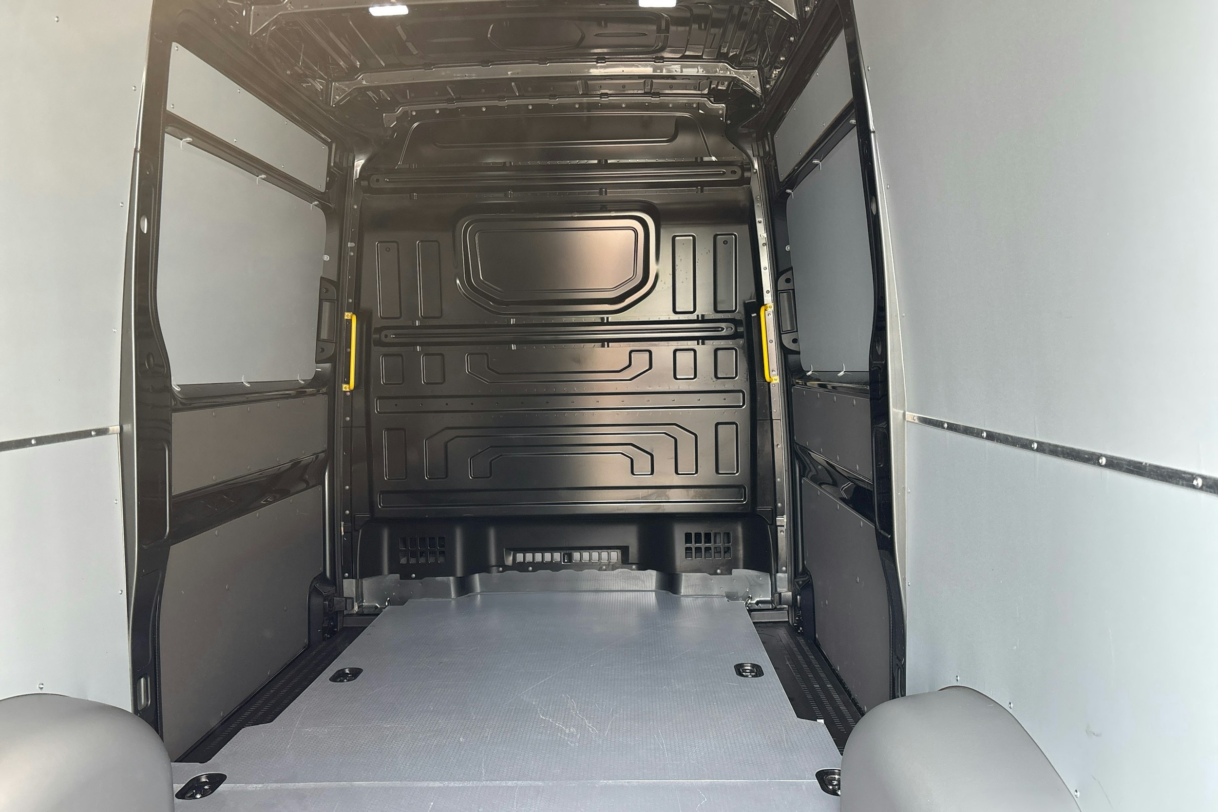 Harmaa Volkswagen Crafter 2024 kuva 11.