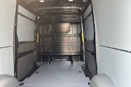 Harmaa Volkswagen Crafter 2024 kuva 11.