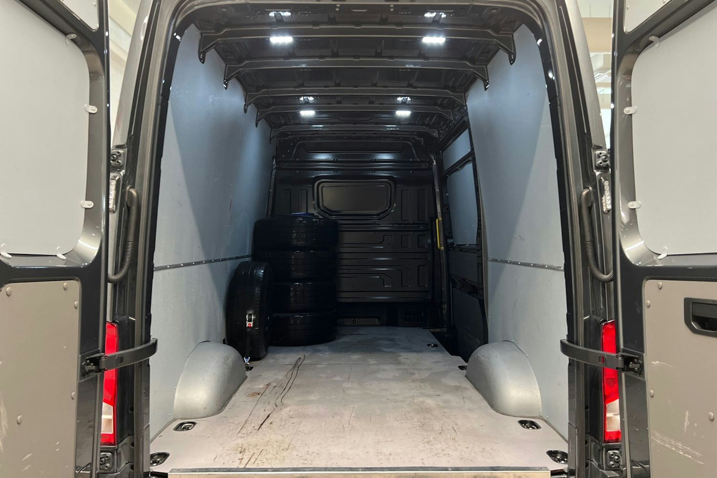 met. harmaa Volkswagen Crafter 2024 kuva 23.