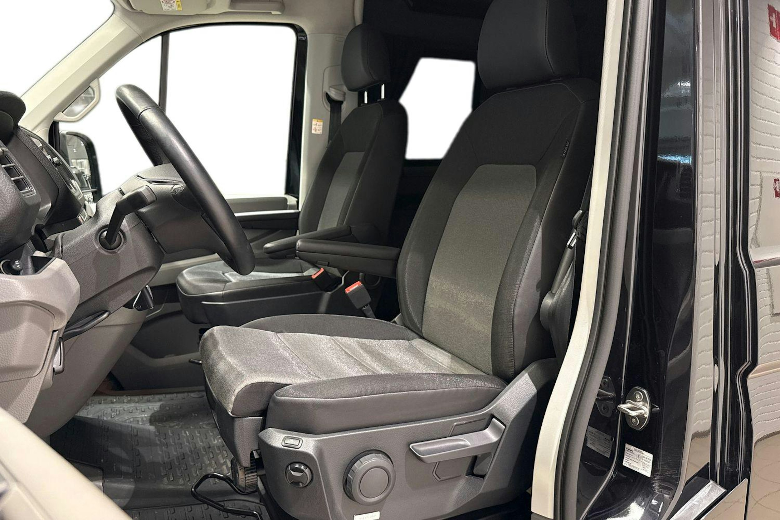 Musta Volkswagen Crafter 2024 kuva 11.