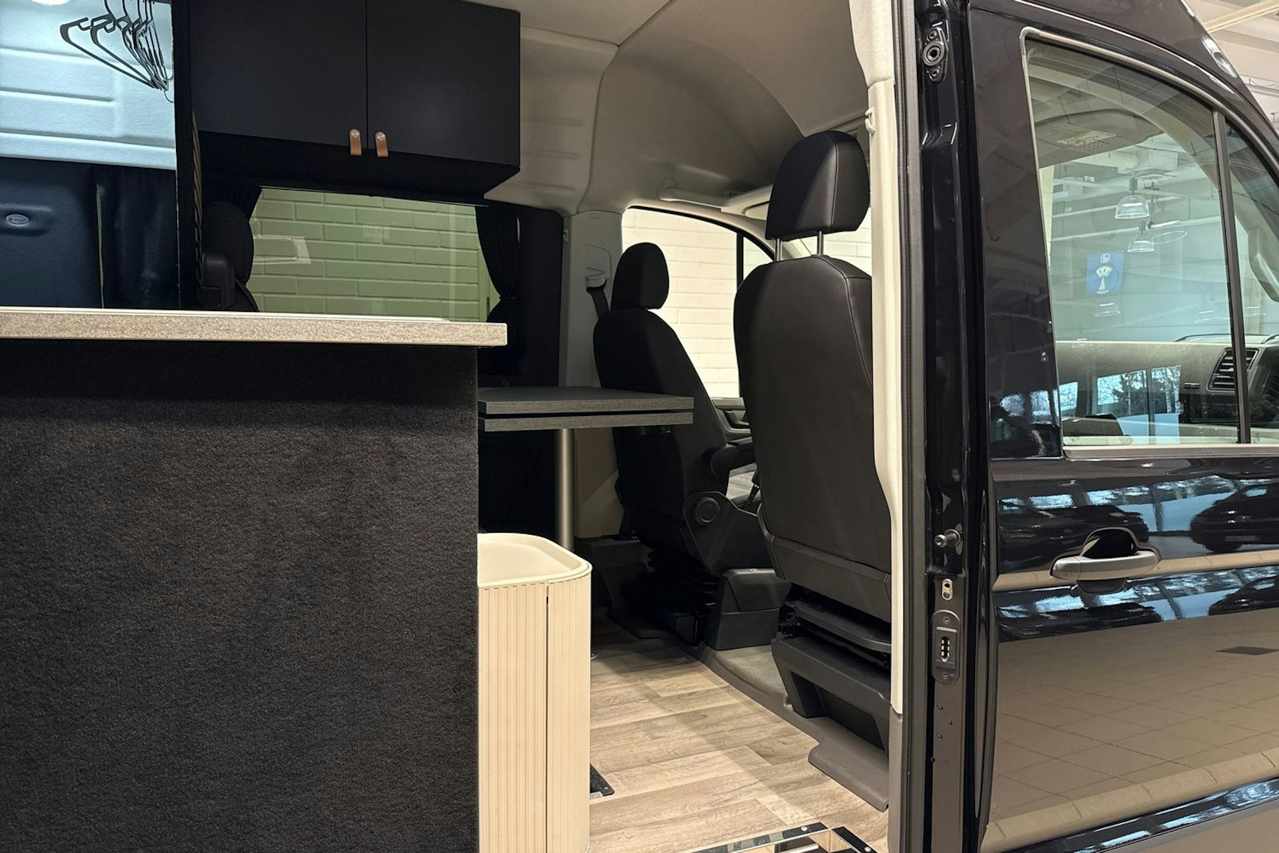 Musta Volkswagen Crafter 2024 kuva 16.