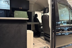 Musta Volkswagen Crafter 2024 kuva 16.