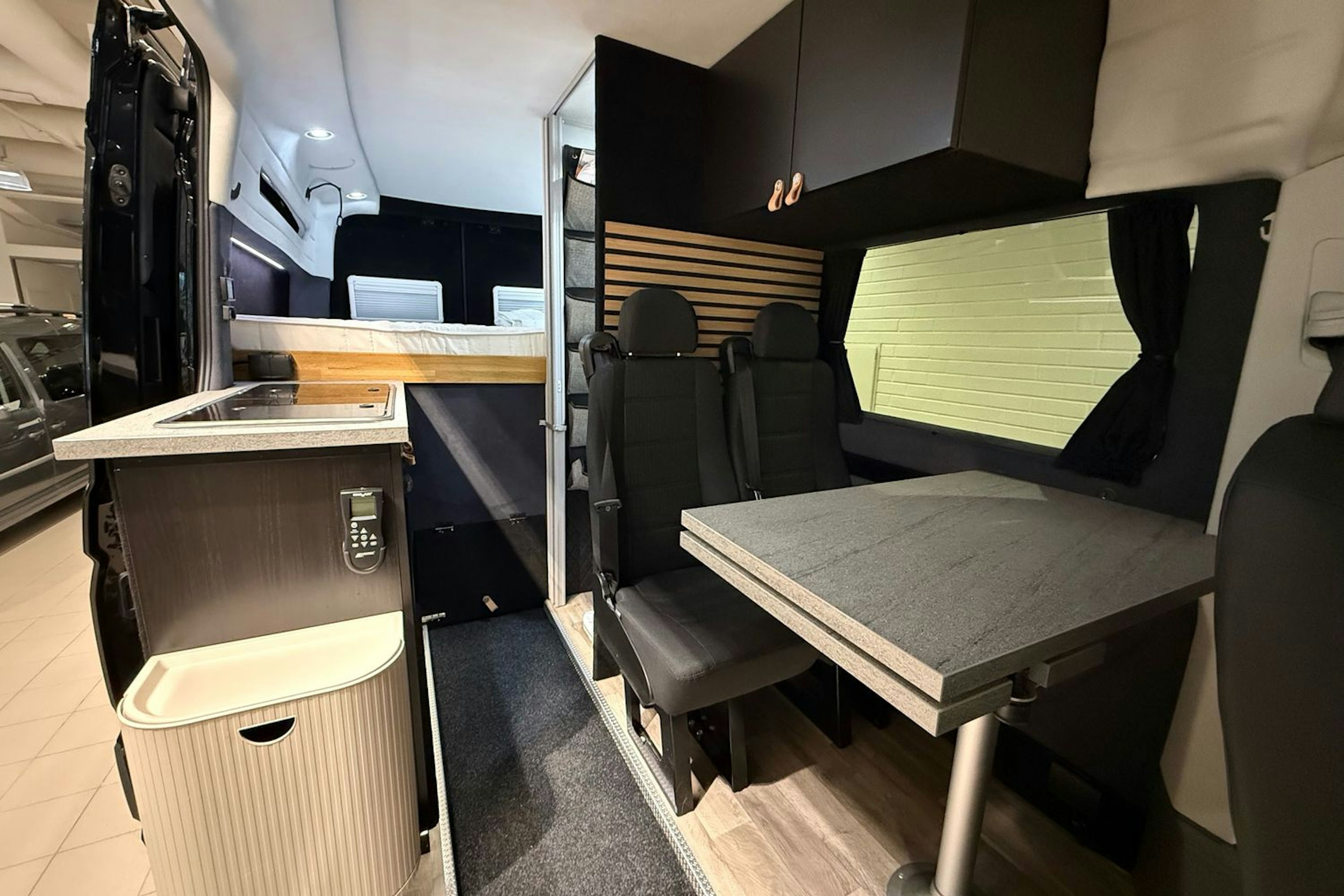 Musta Volkswagen Crafter 2024 kuva 18.