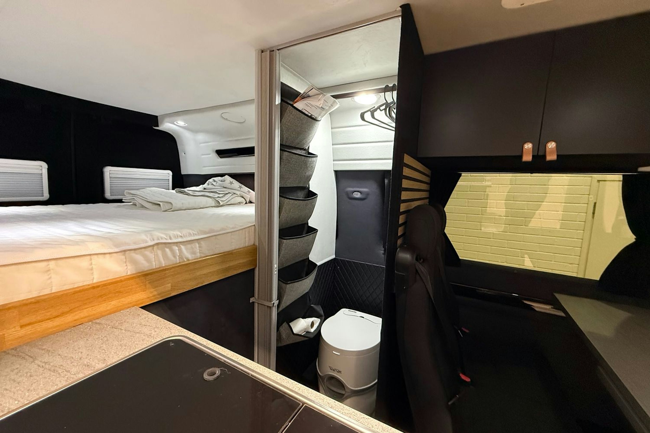 Musta Volkswagen Crafter 2024 kuva 19.