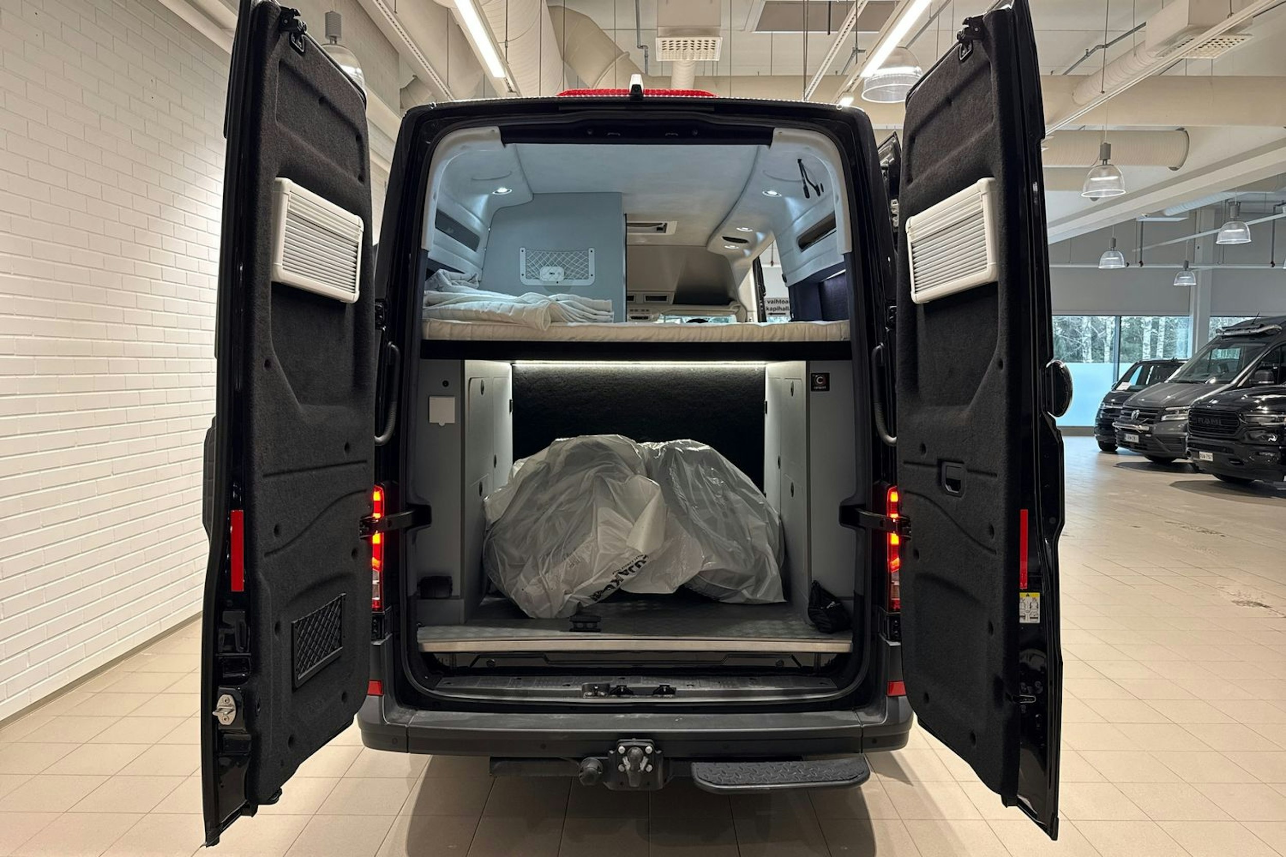 Musta Volkswagen Crafter 2024 kuva 26.