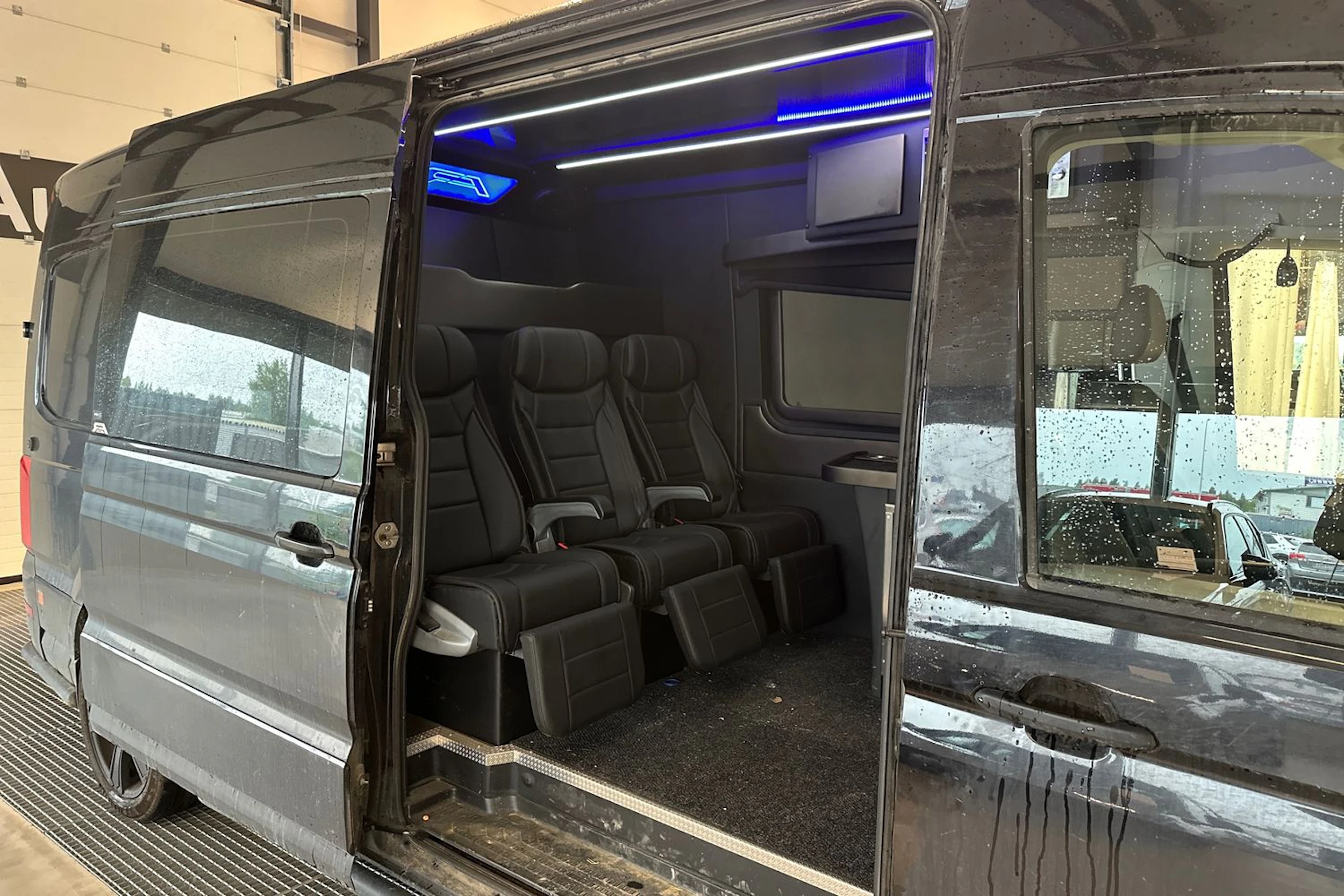 musta Volkswagen Crafter 2024 kuva 4.
