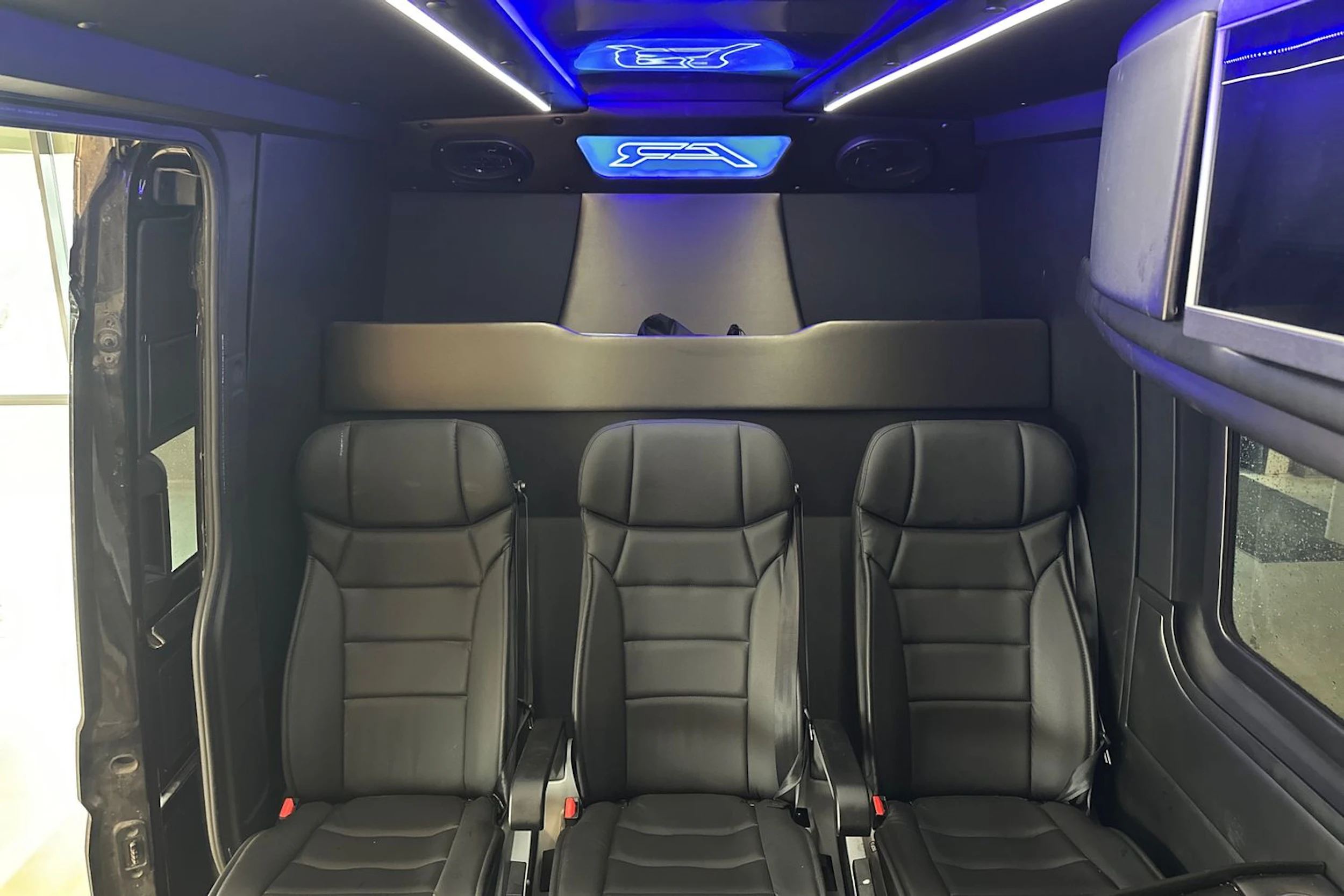 musta Volkswagen Crafter 2024 kuva 6.
