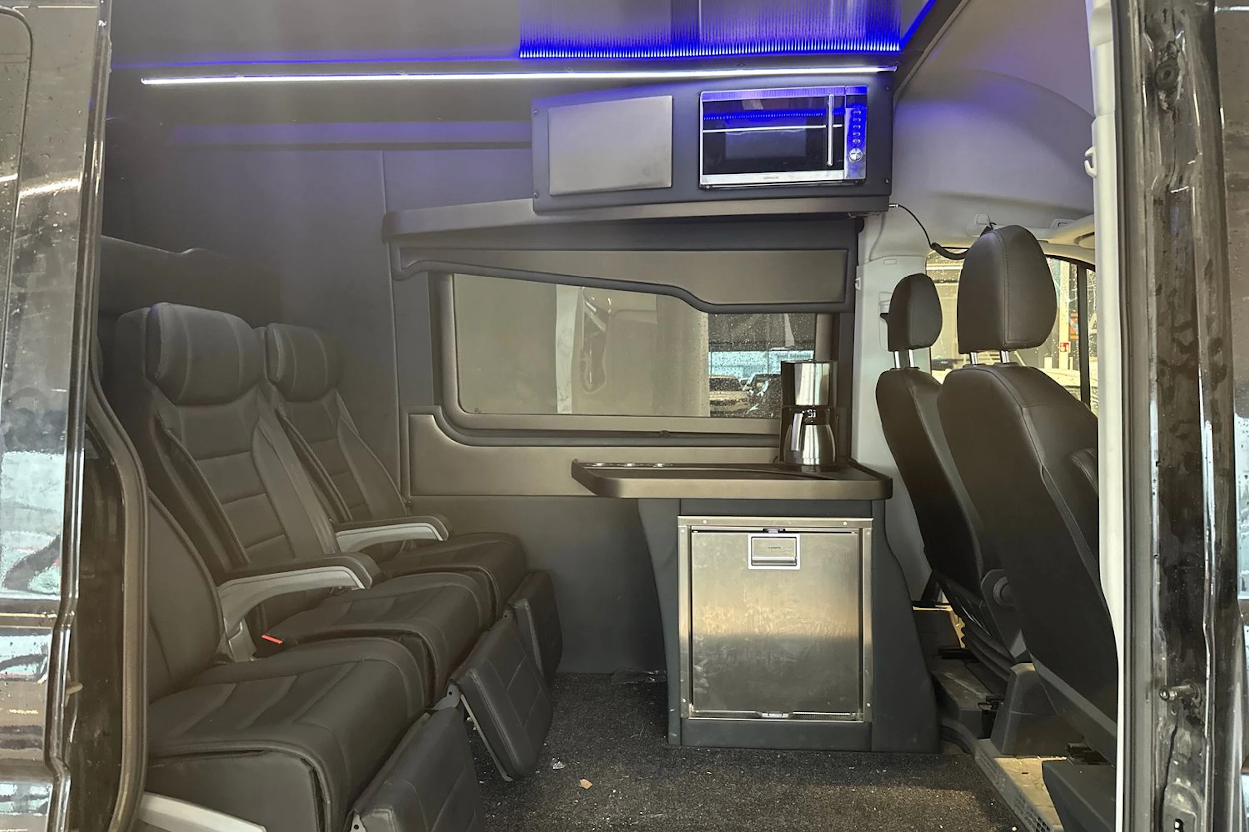 musta Volkswagen Crafter 2024 kuva 7.