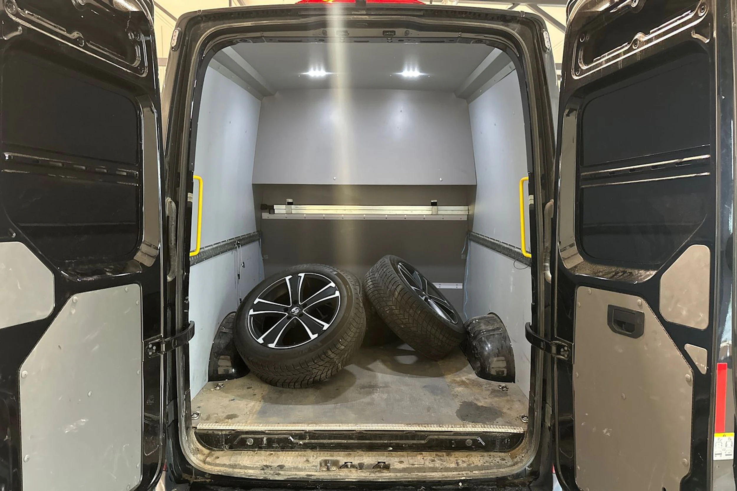 musta Volkswagen Crafter 2024 kuva 8.