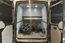 musta Volkswagen Crafter 2024 kuva 8.