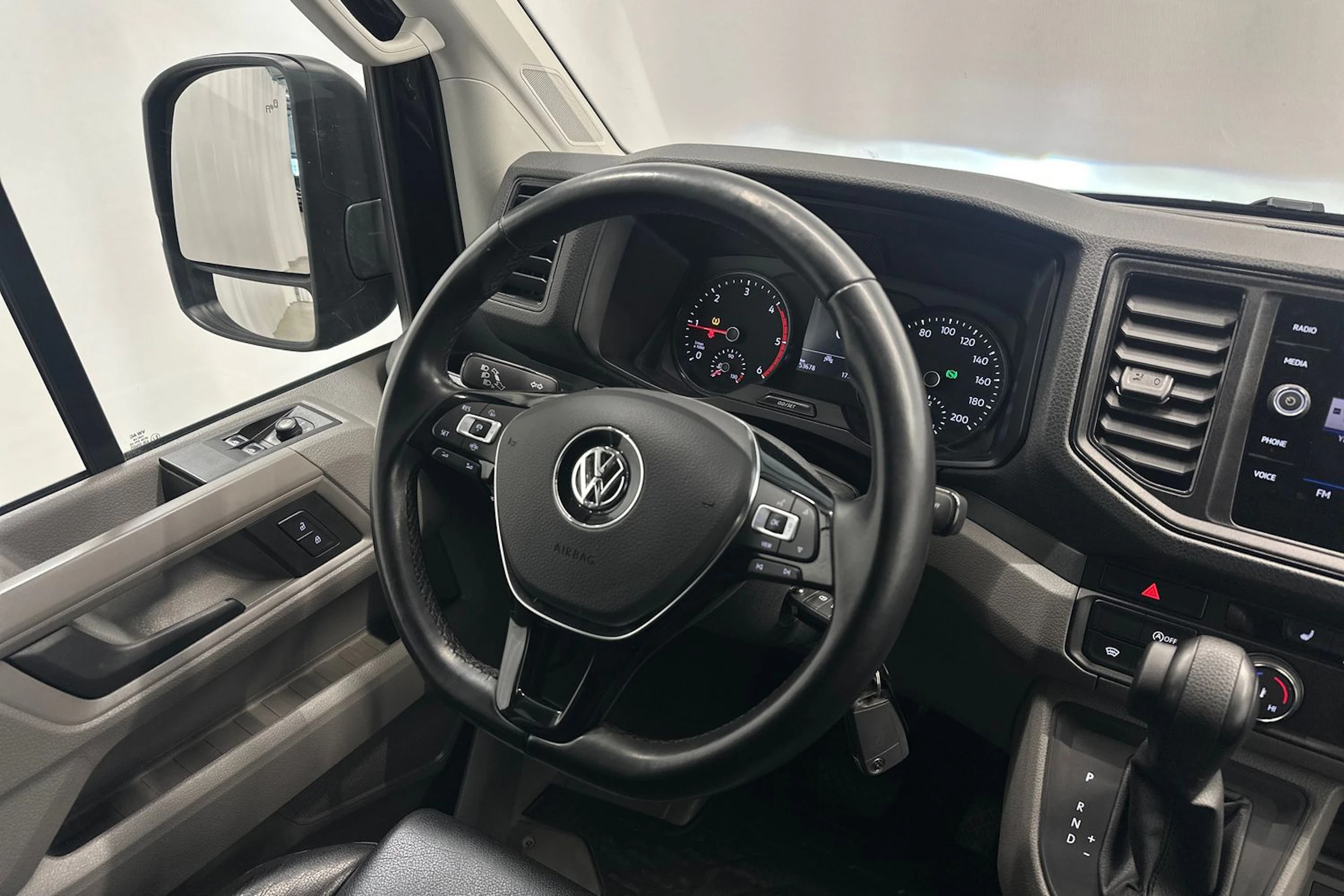 musta Volkswagen Crafter 2024 kuva 10.