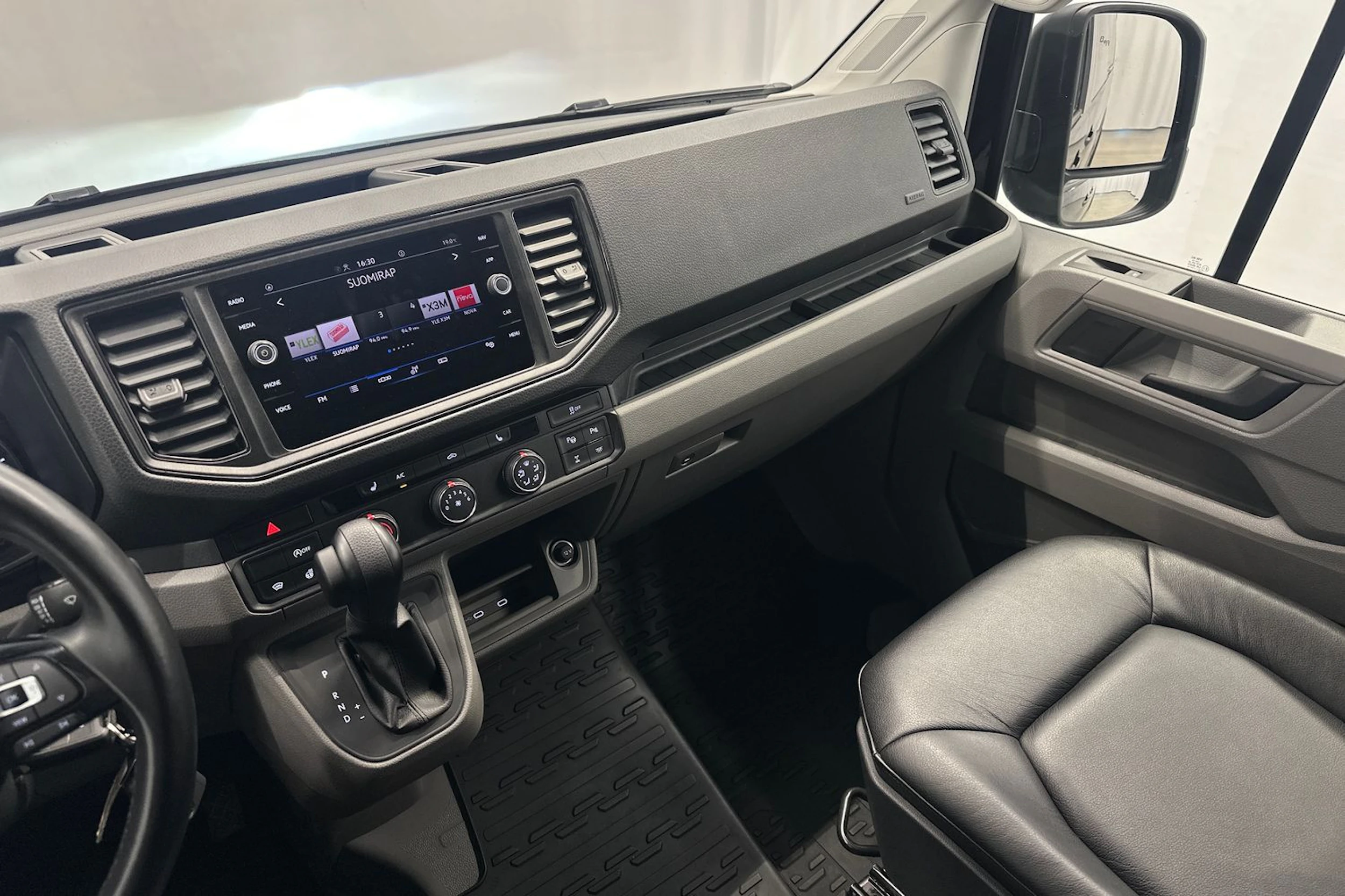 musta Volkswagen Crafter 2024 kuva 13.