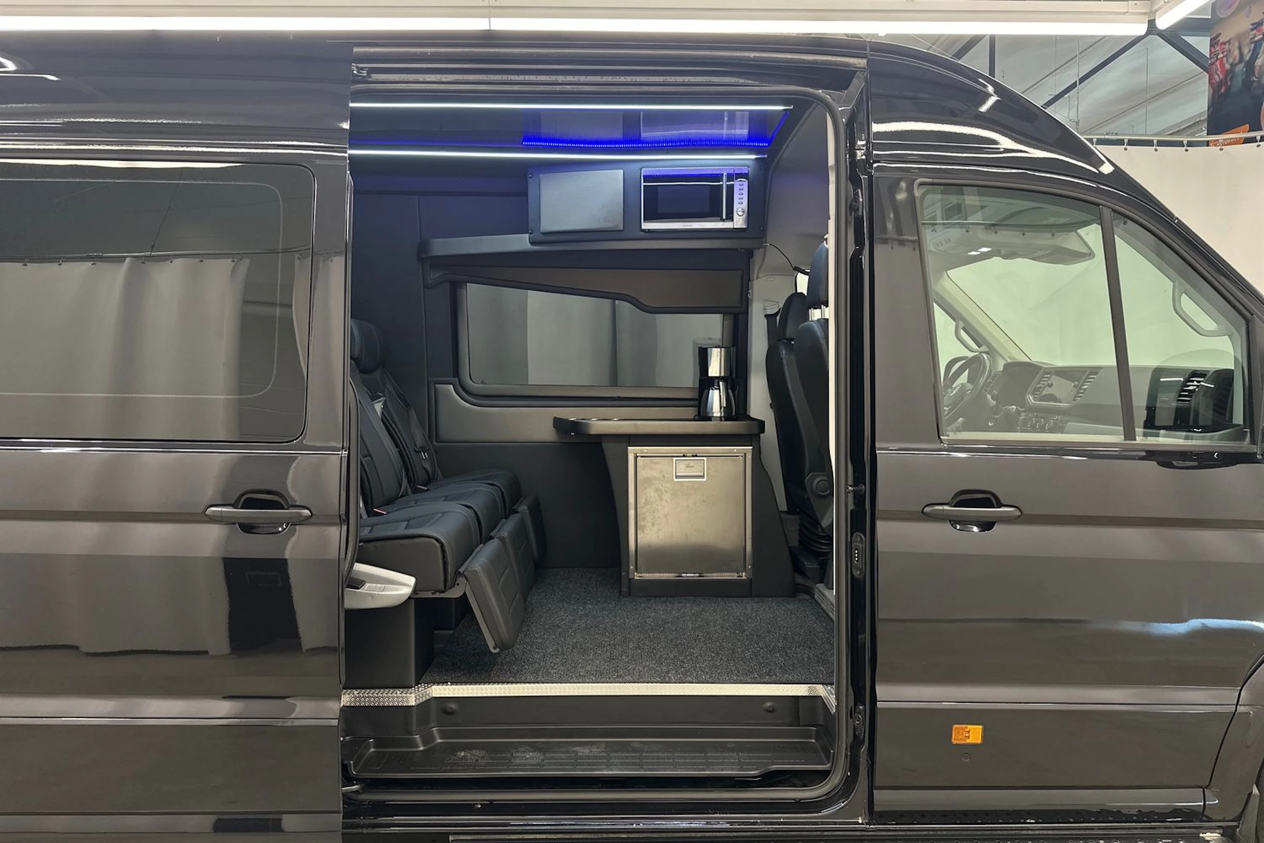 musta Volkswagen Crafter 2024 kuva 25.