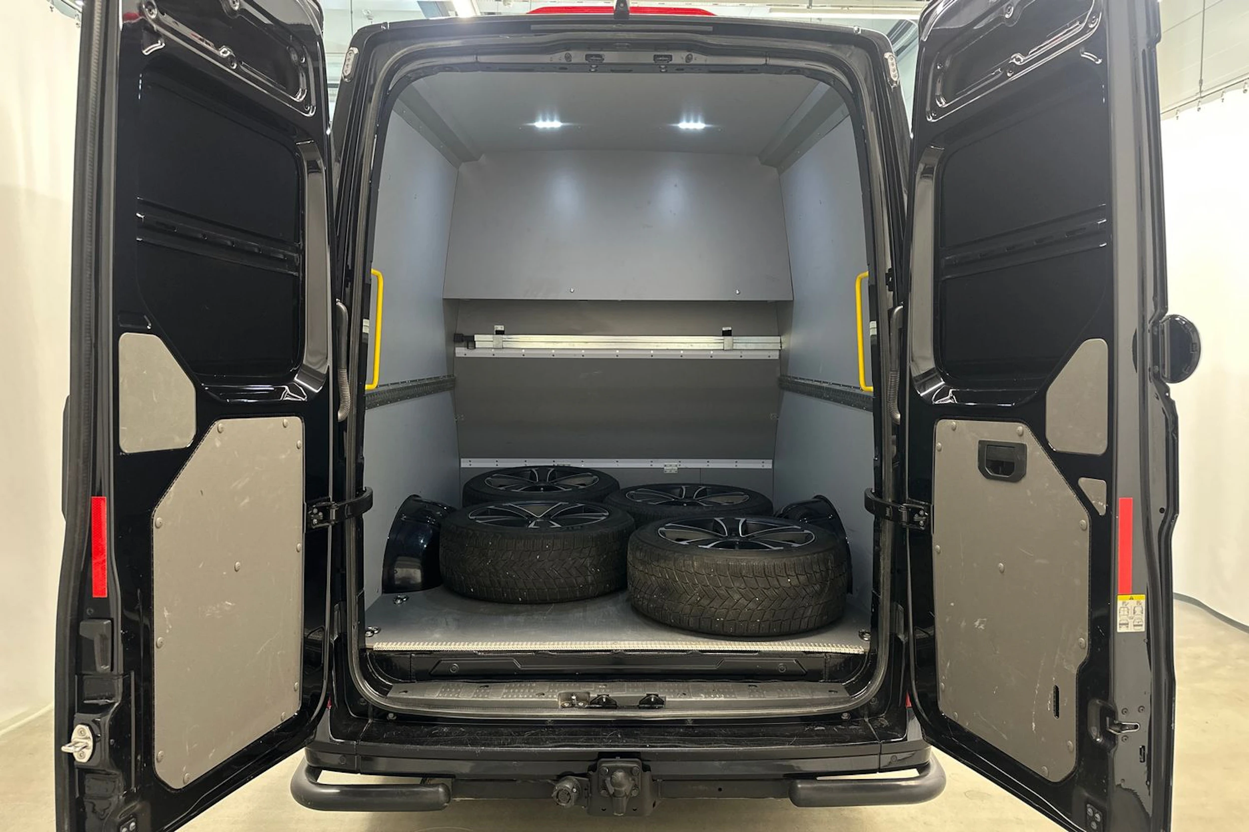 musta Volkswagen Crafter 2024 kuva 32.