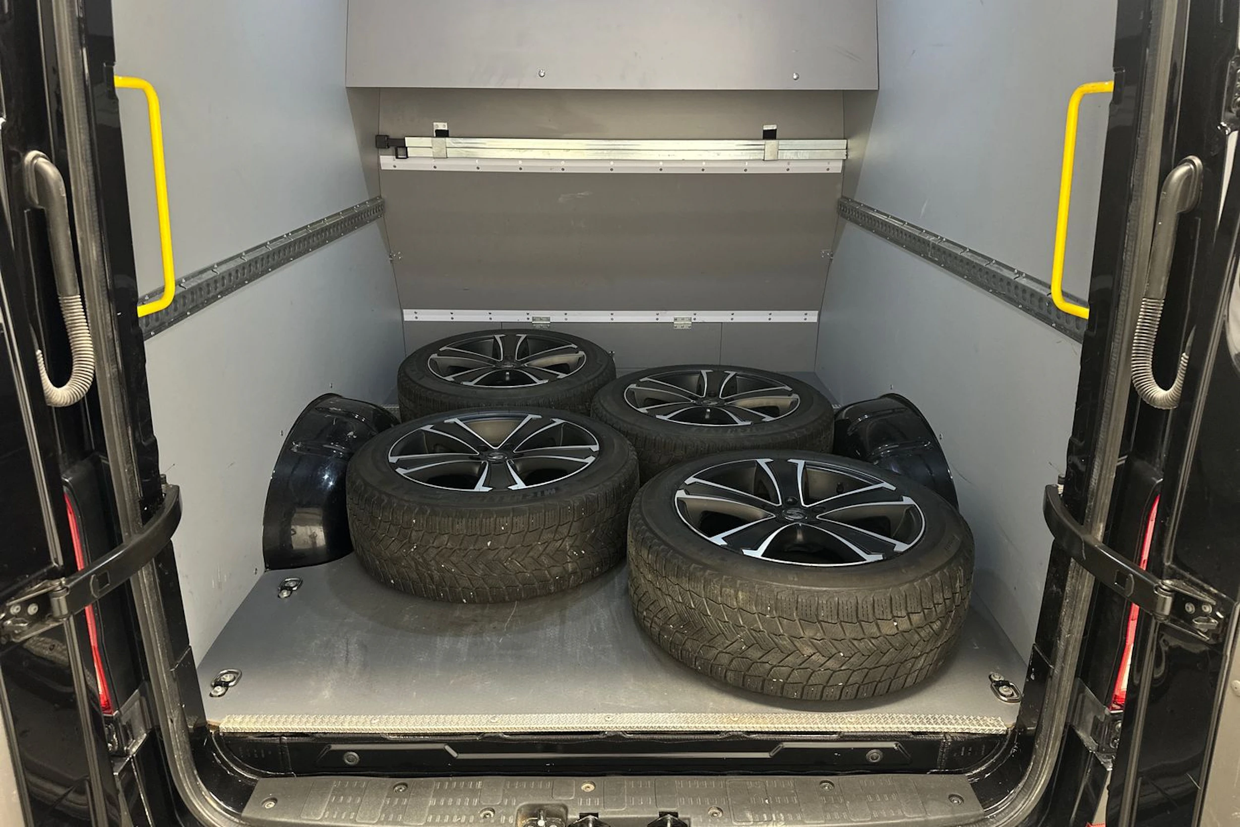 musta Volkswagen Crafter 2024 kuva 33.