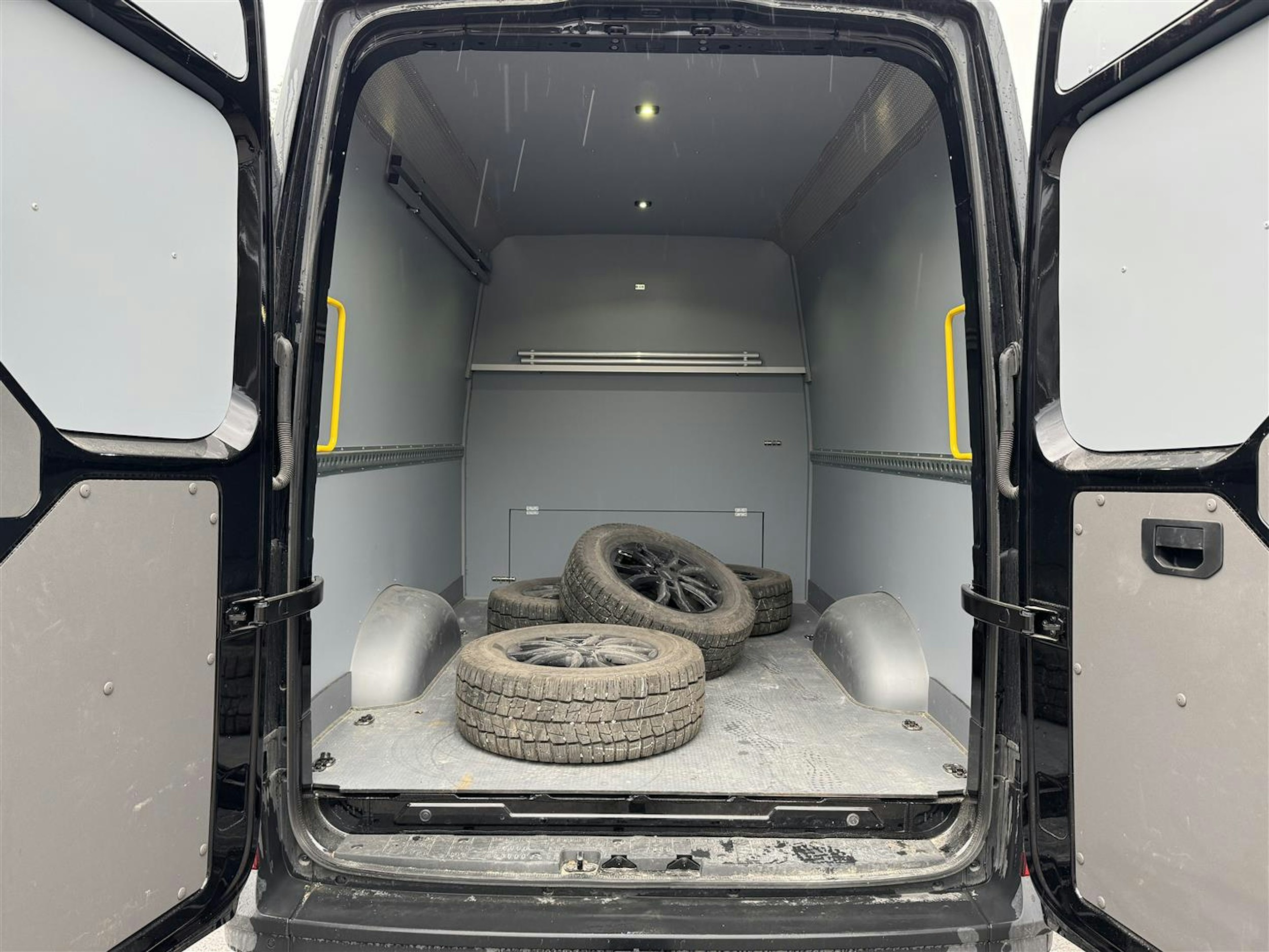 musta Volkswagen Crafter 2024 kuva 5.