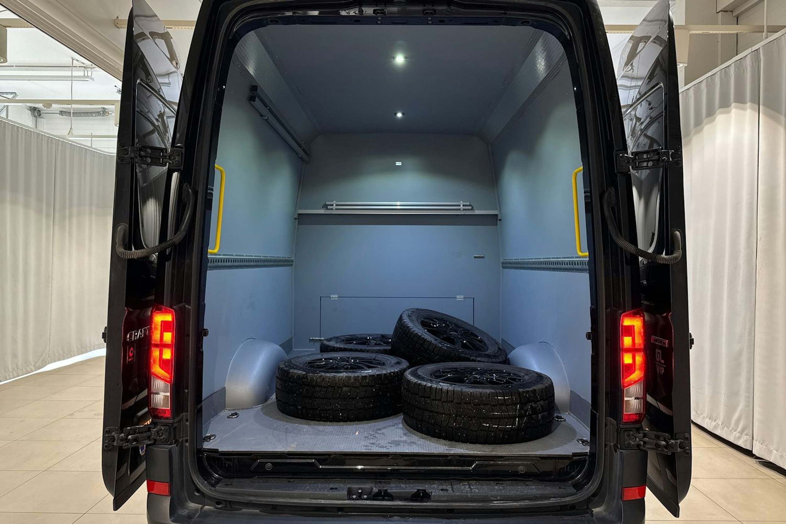 musta Volkswagen Crafter 2024 kuva 13.