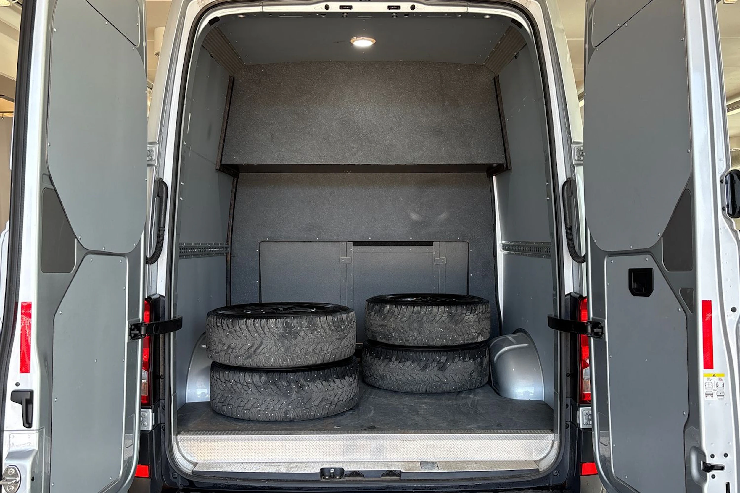 met. harmaa Volkswagen Crafter 2024 kuva 26.
