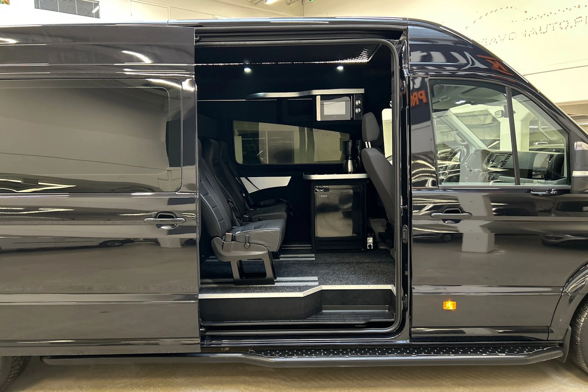musta Volkswagen Crafter 2024 kuva 25.