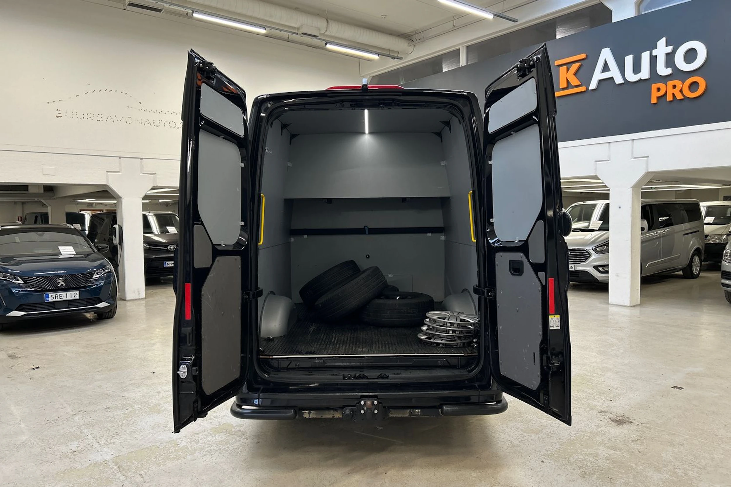 musta Volkswagen Crafter 2024 kuva 29.