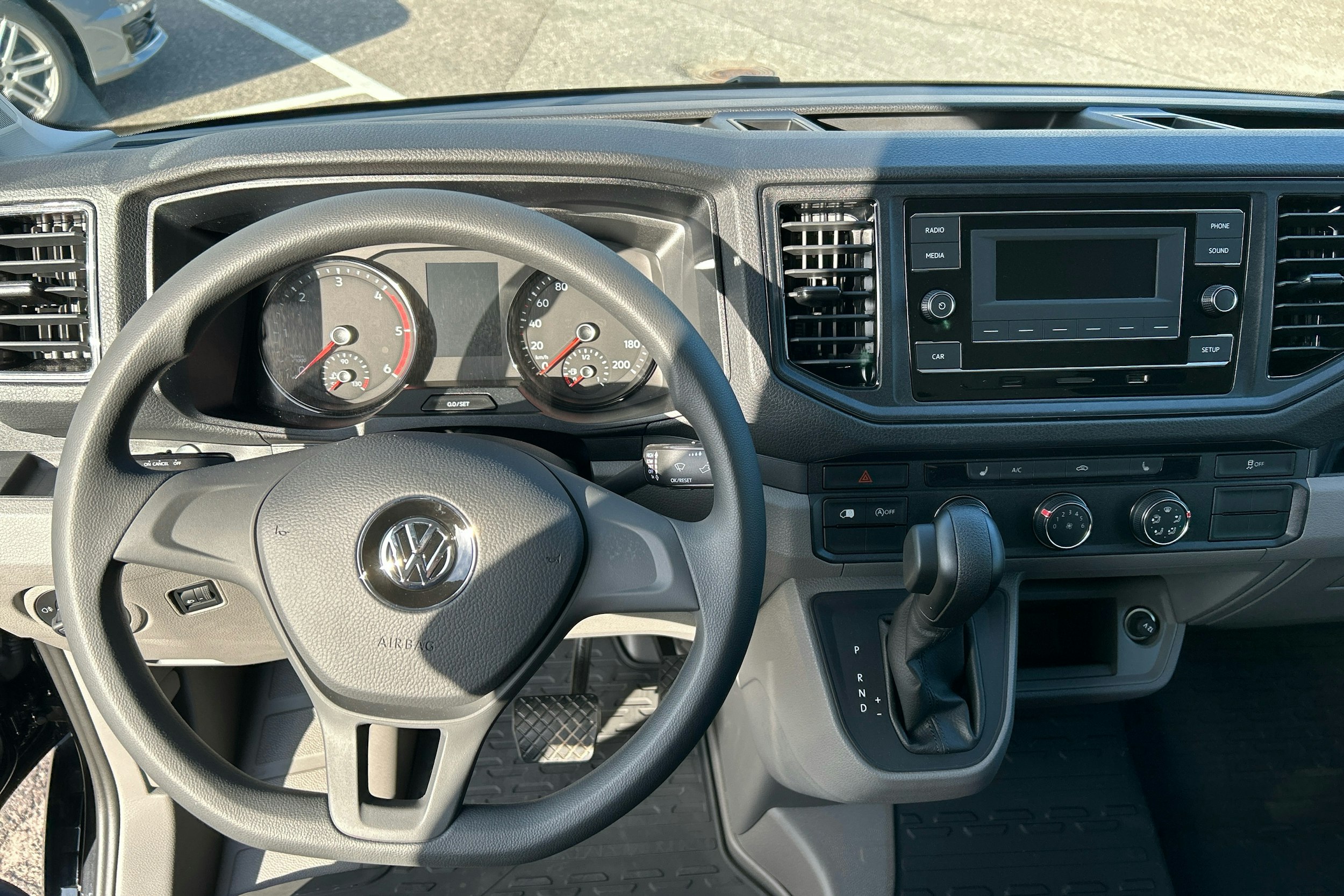 musta Volkswagen Crafter 2024 kuva 7.