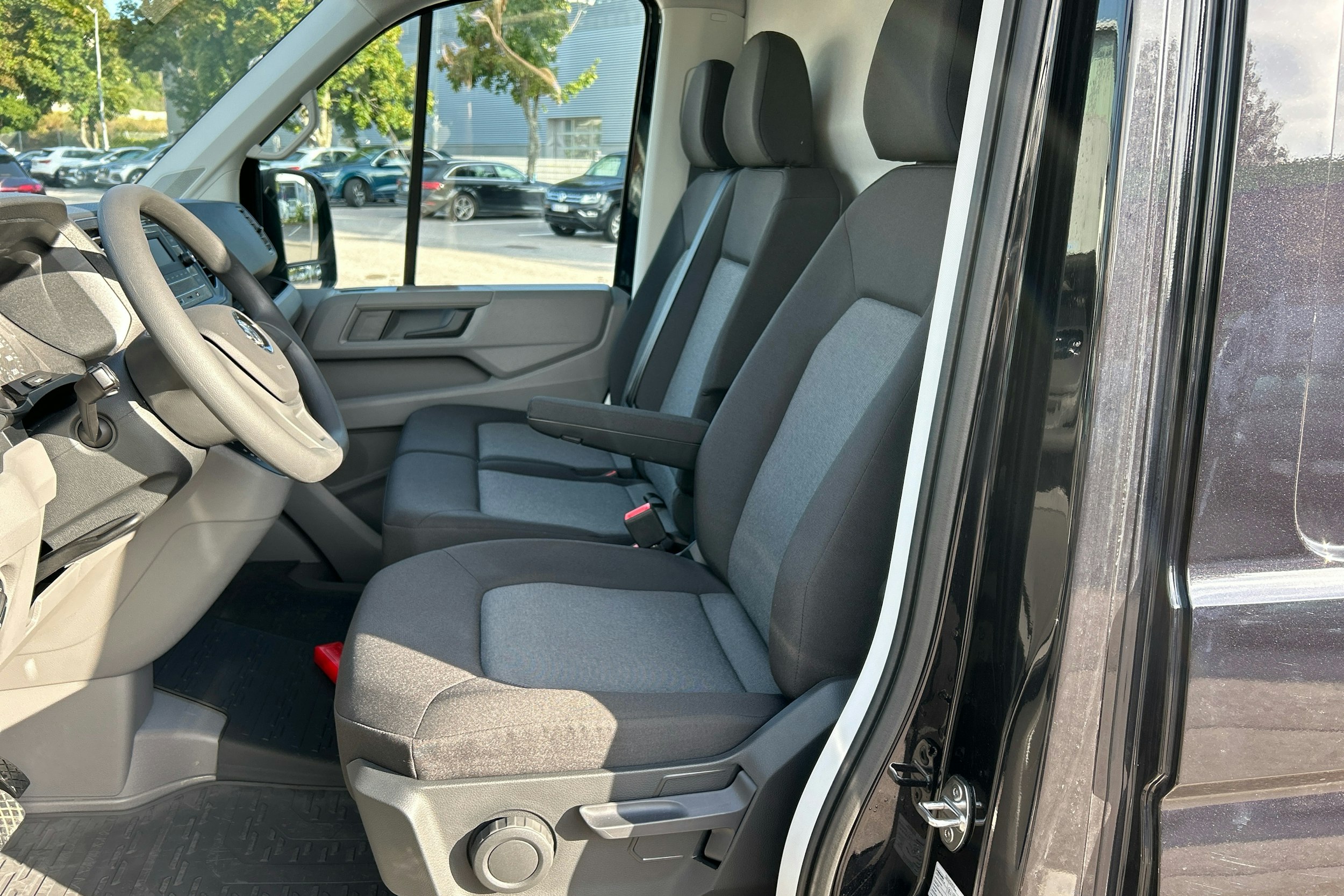 musta Volkswagen Crafter 2024 kuva 8.