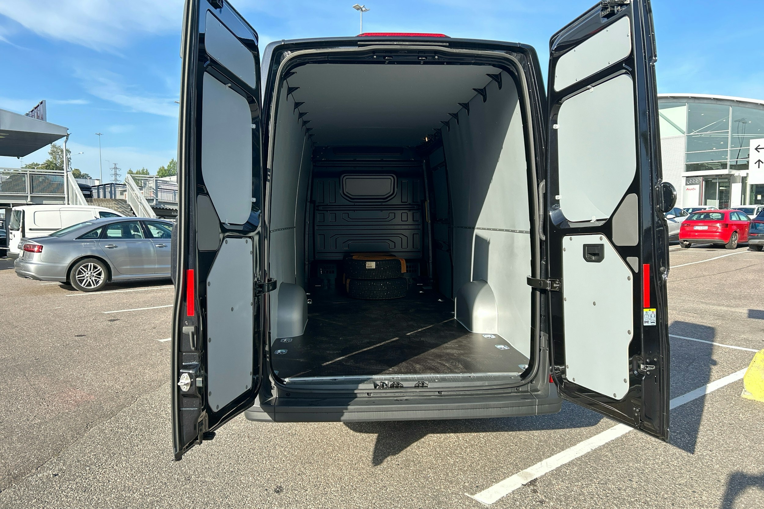 musta Volkswagen Crafter 2024 kuva 10.