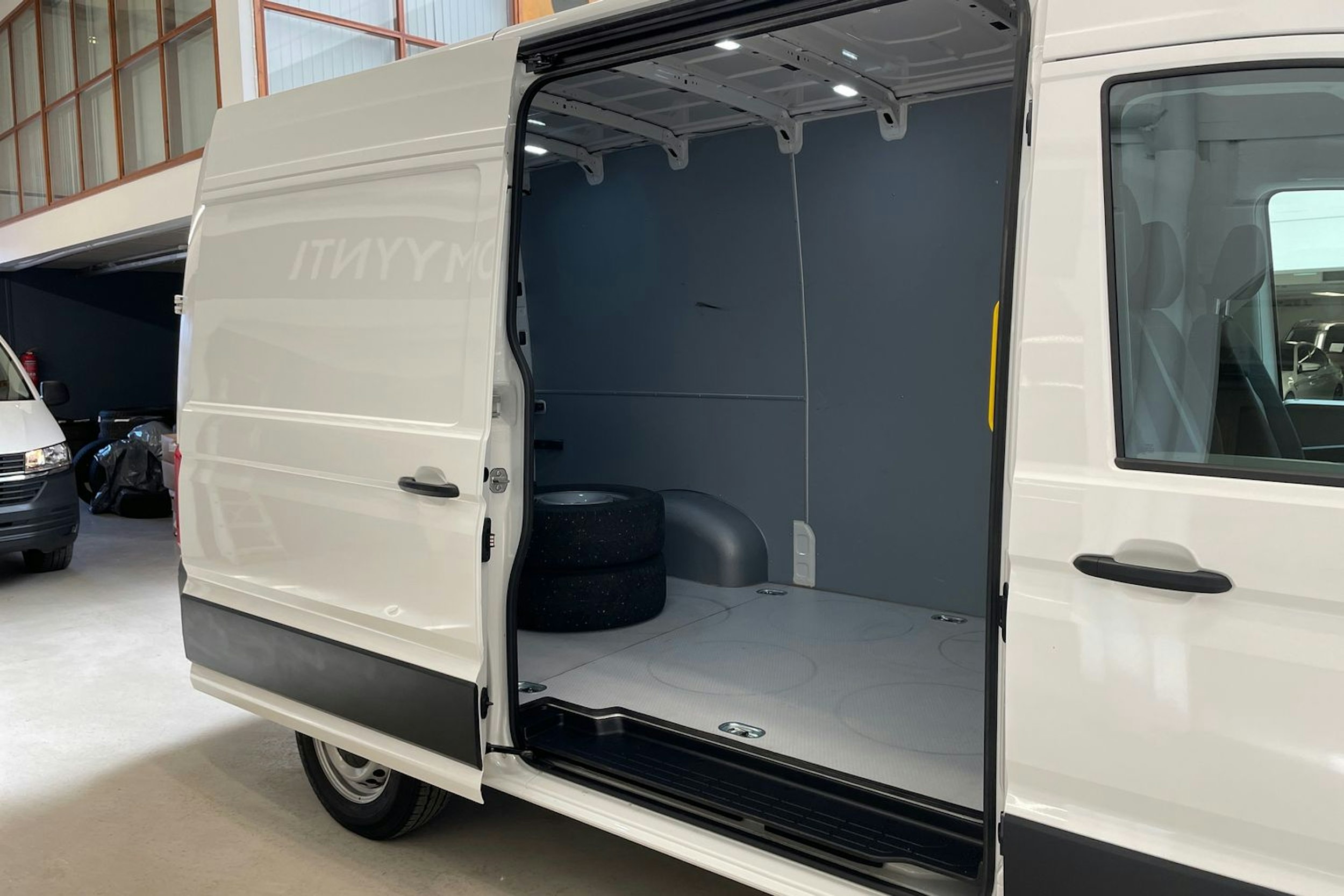 valkoinen Volkswagen Crafter 2024 kuva 13.