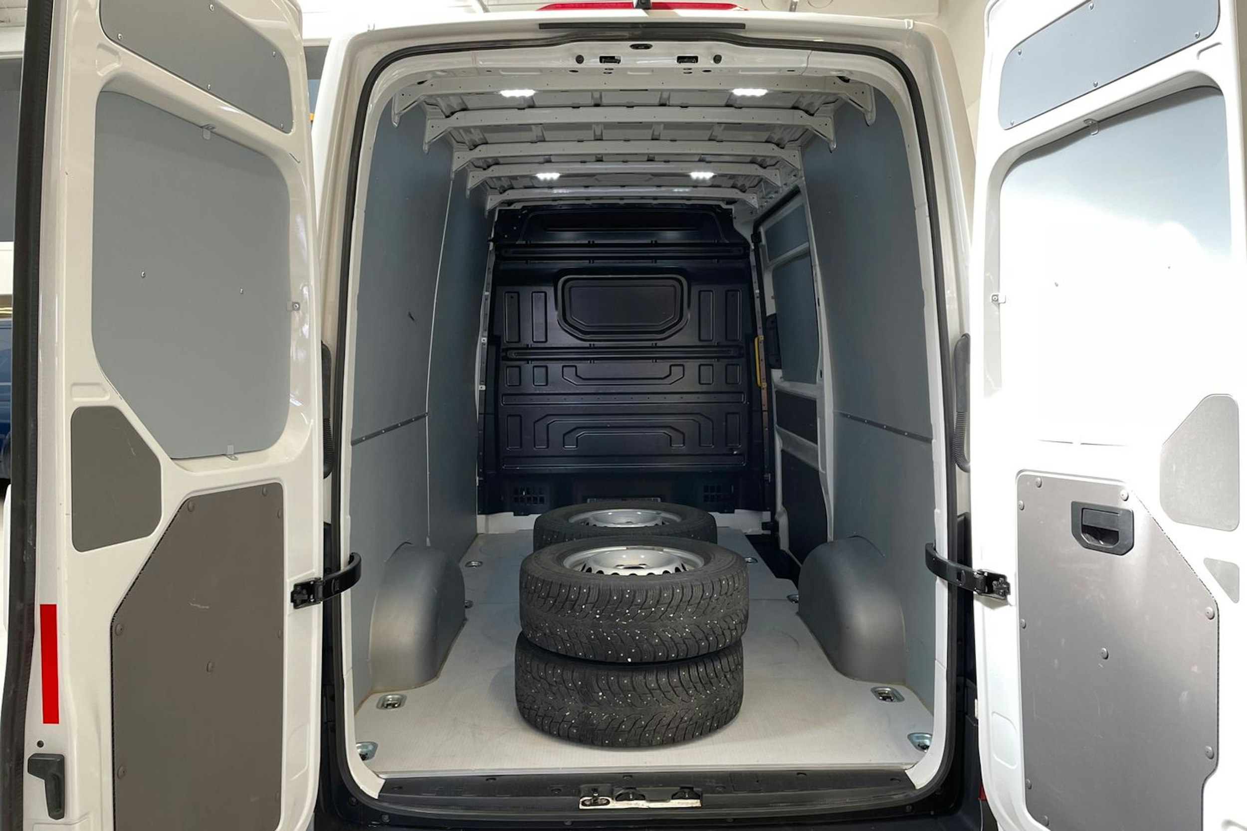 valkoinen Volkswagen Crafter 2024 kuva 15.