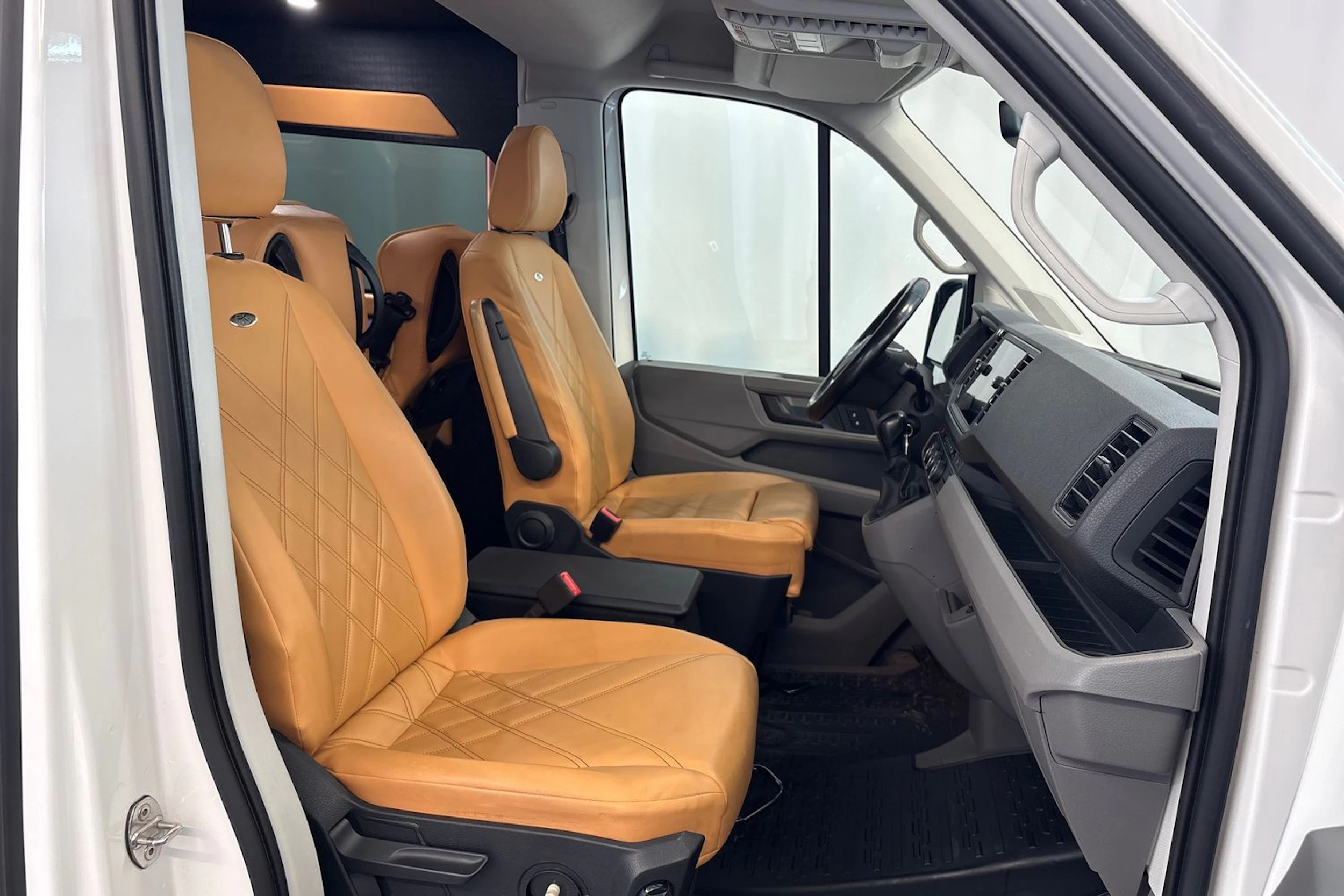Valkoinen Volkswagen CRAFTER 2024 kuva 13.