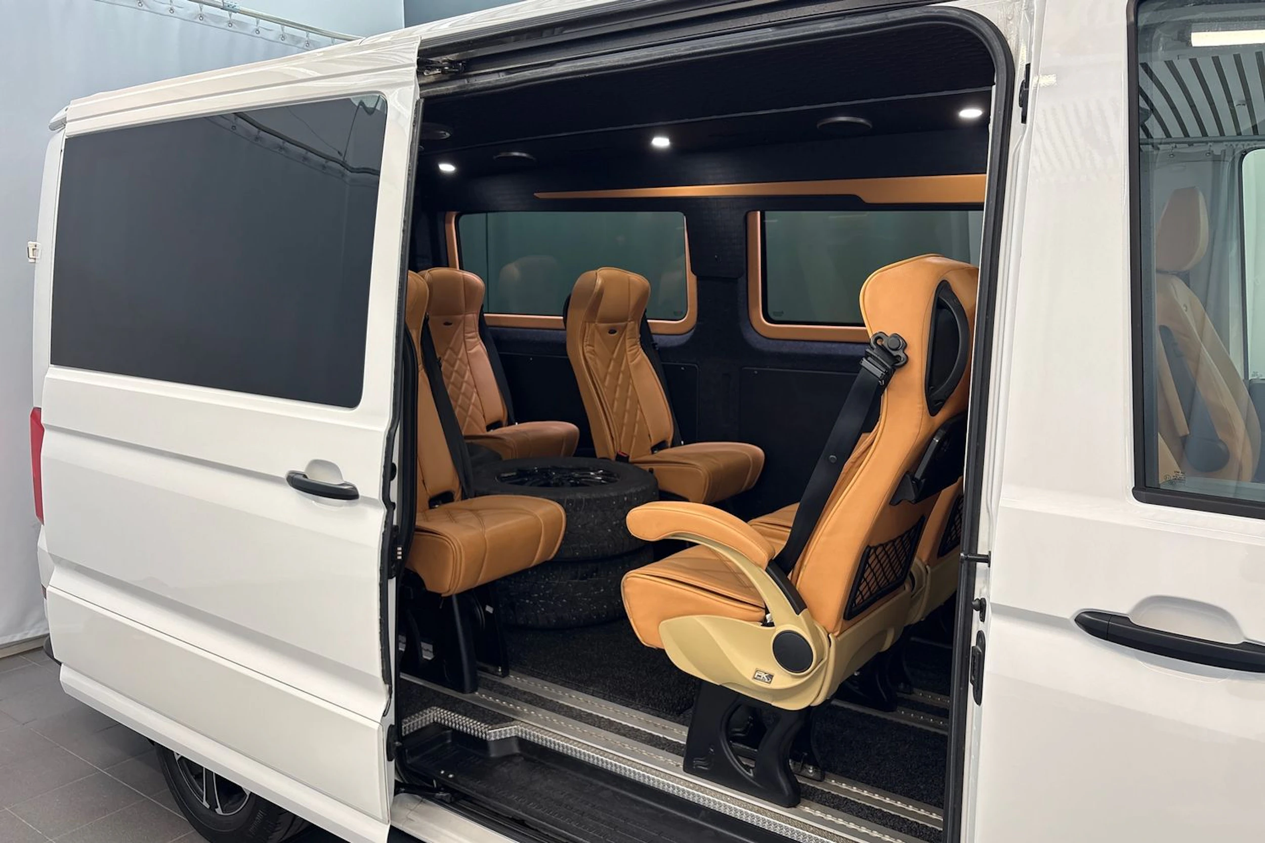 Valkoinen Volkswagen CRAFTER 2024 kuva 15.