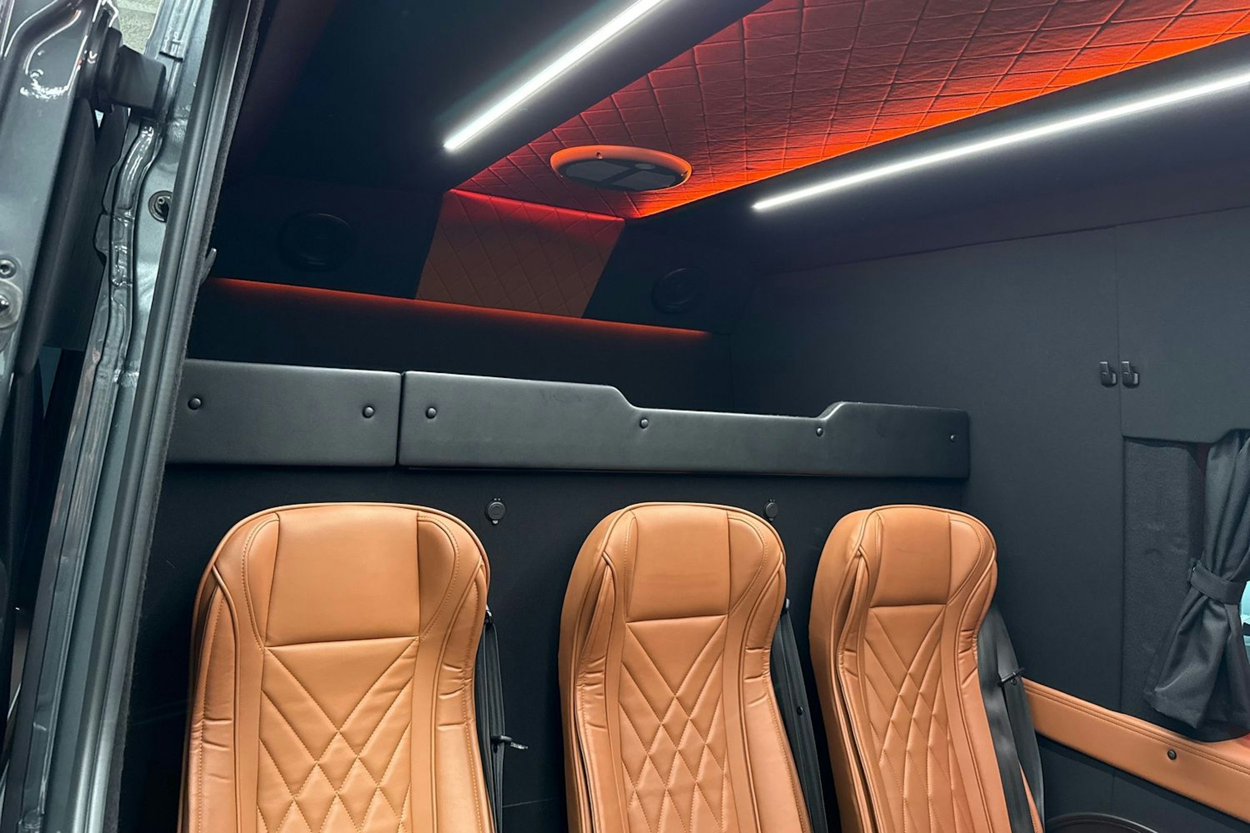 Harmaa Volkswagen CRAFTER 2024 kuva 15.