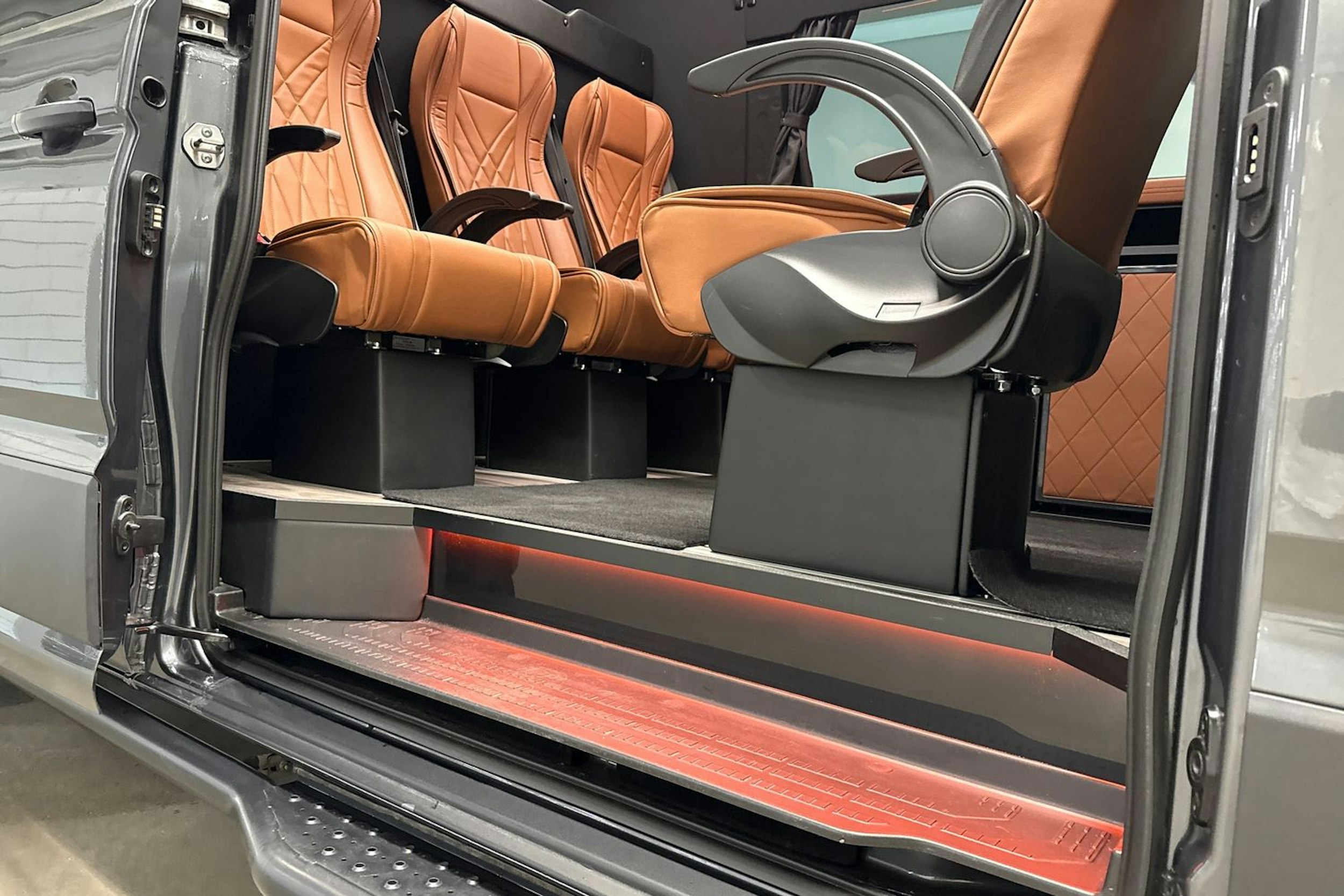Harmaa Volkswagen CRAFTER 2024 kuva 16.