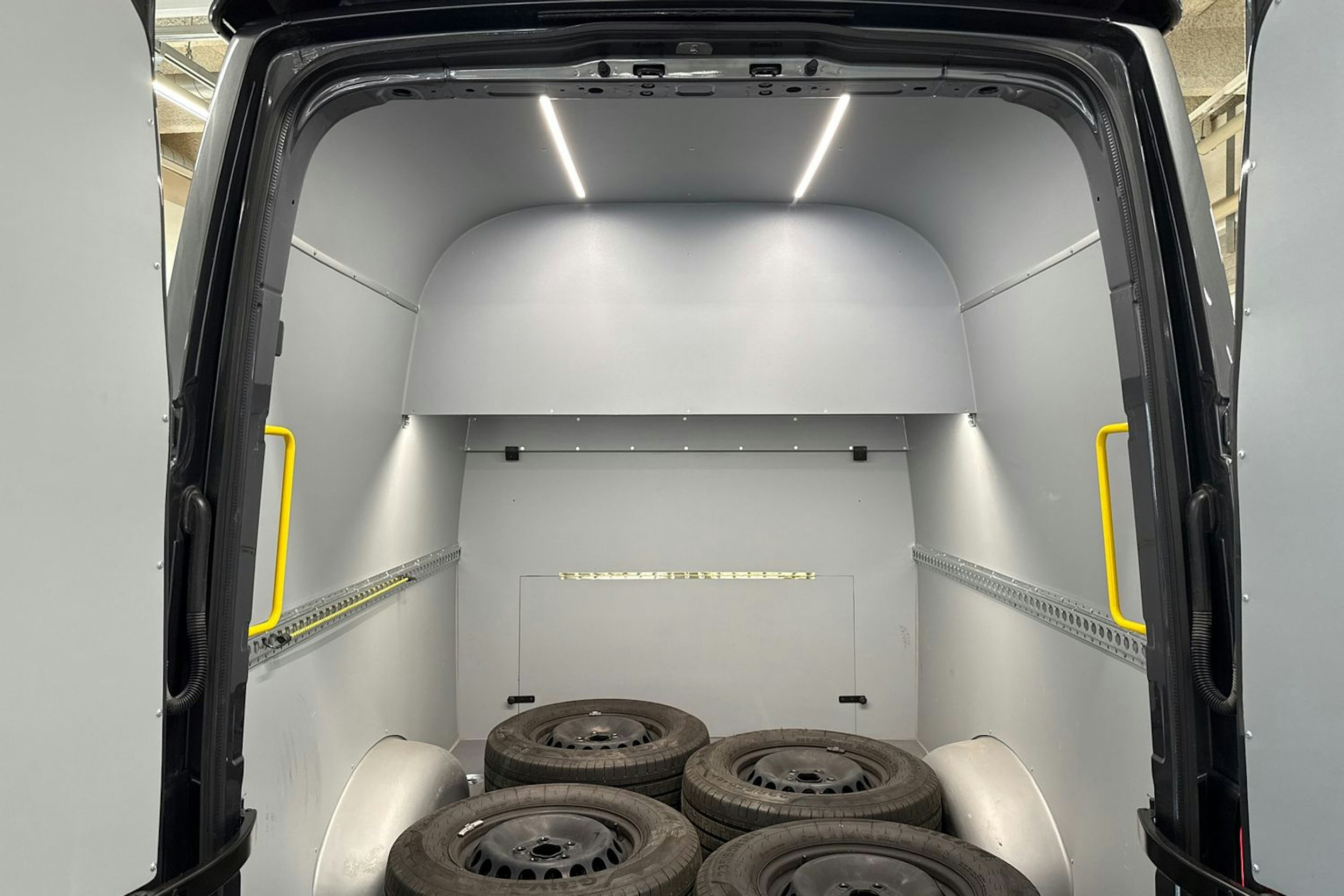 Harmaa Volkswagen CRAFTER 2024 kuva 20.