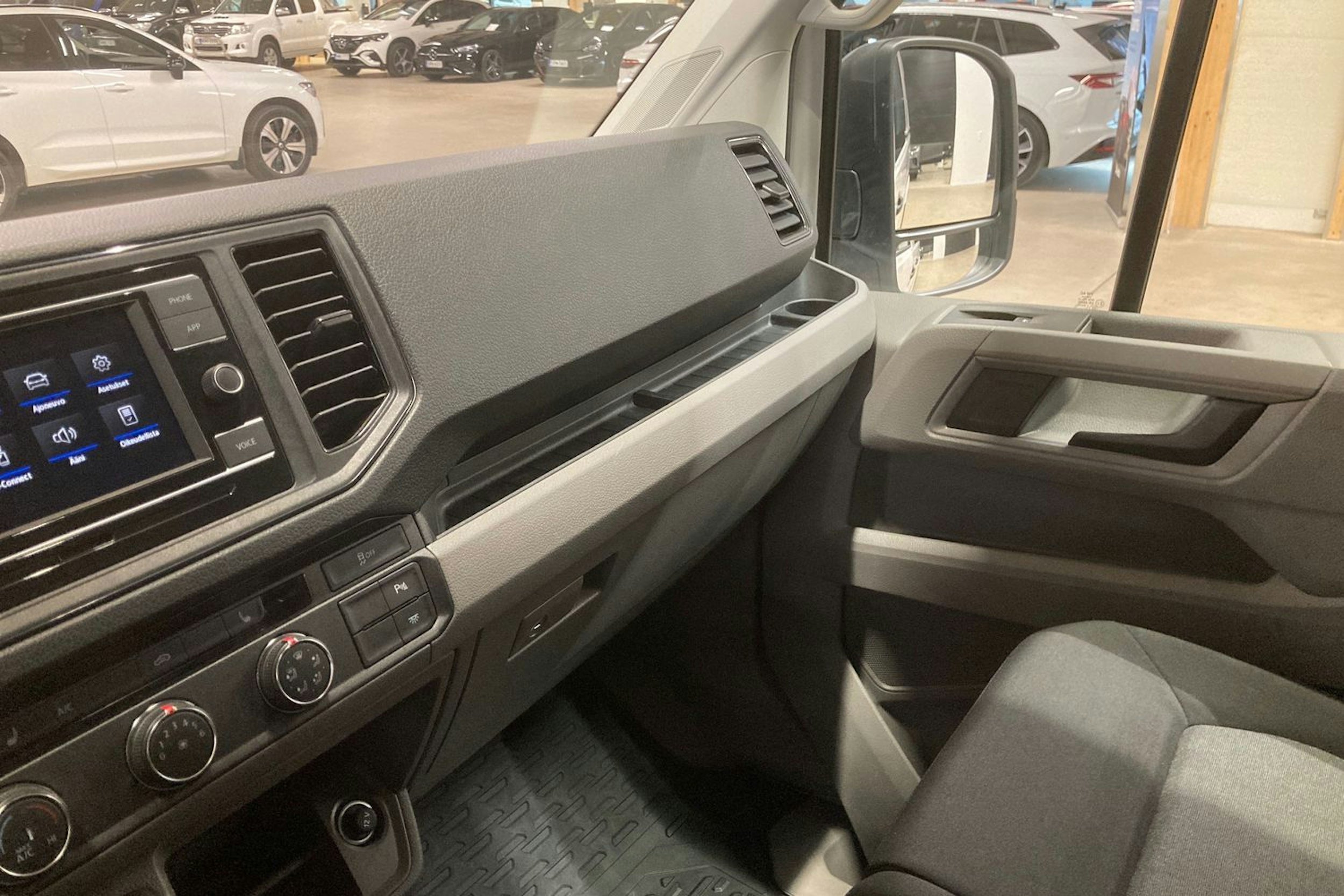 valkoinen Volkswagen Crafter 2024 kuva 23.