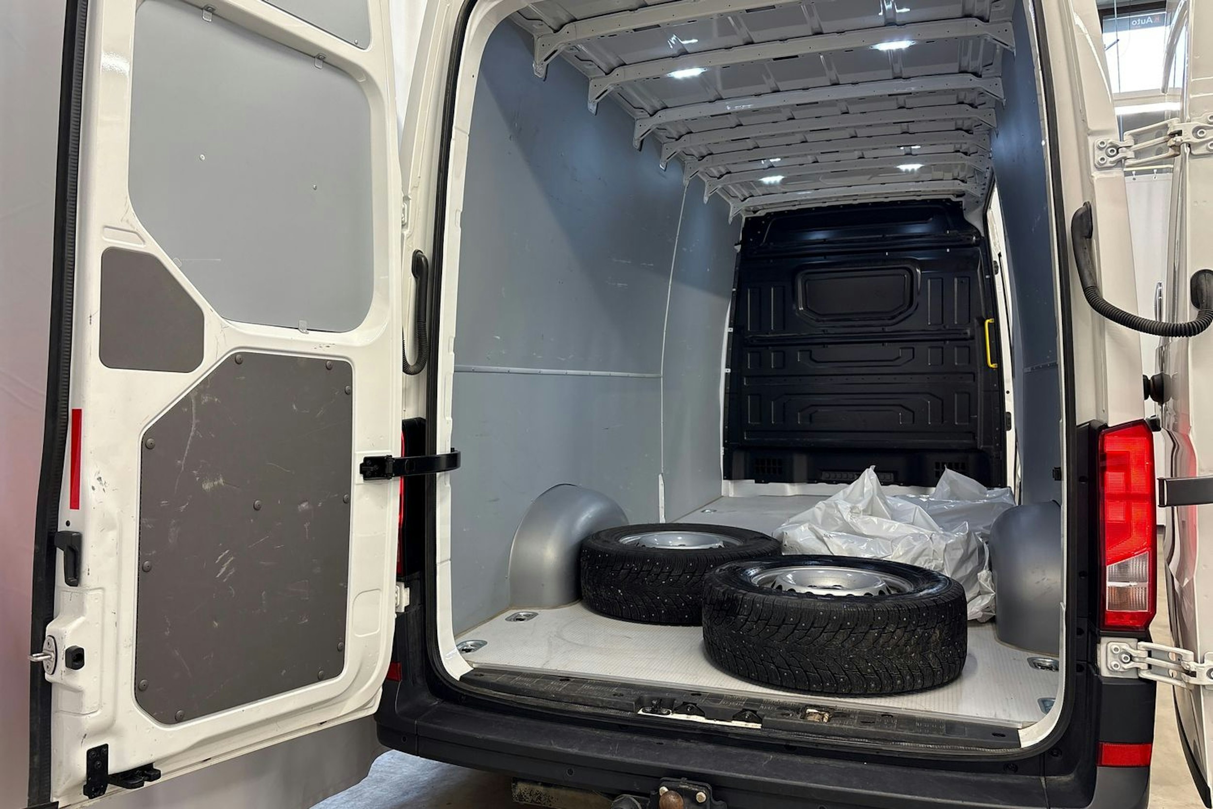 valkoinen Volkswagen Crafter 2024 kuva 11.