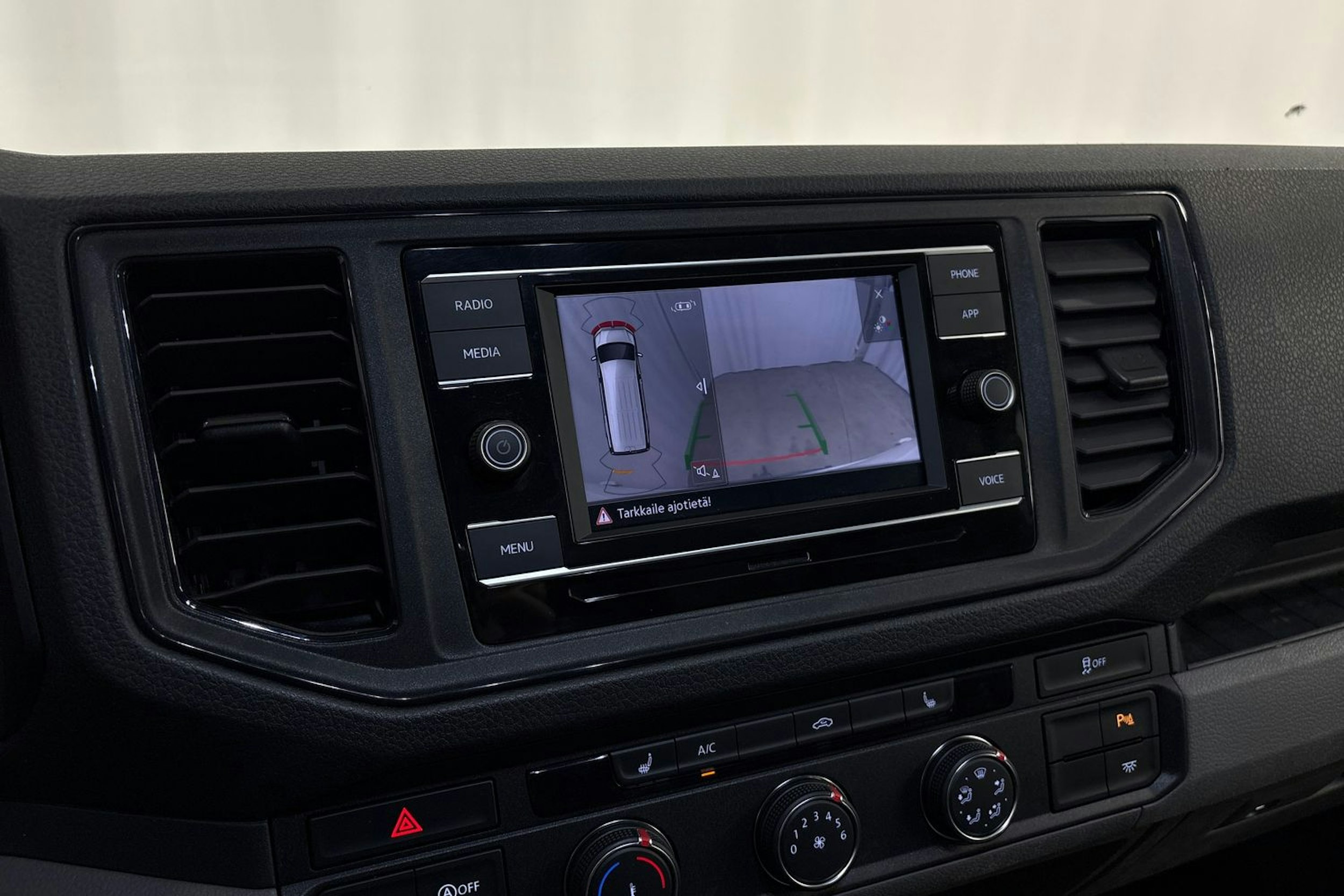 valkoinen Volkswagen Crafter 2024 kuva 18.