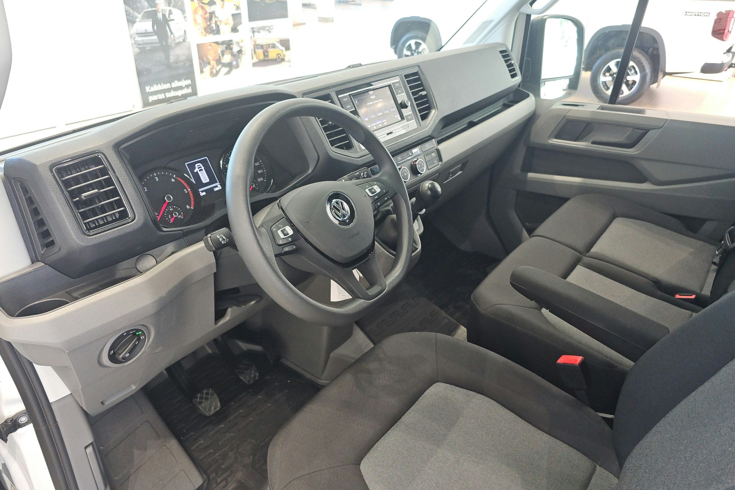 Valkoinen Volkswagen Crafter 2024 kuva 6.