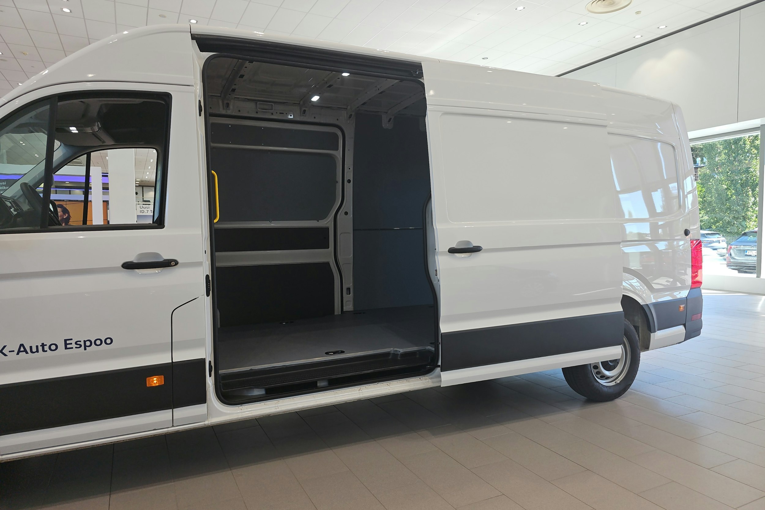 Valkoinen Volkswagen Crafter 2024 kuva 13.