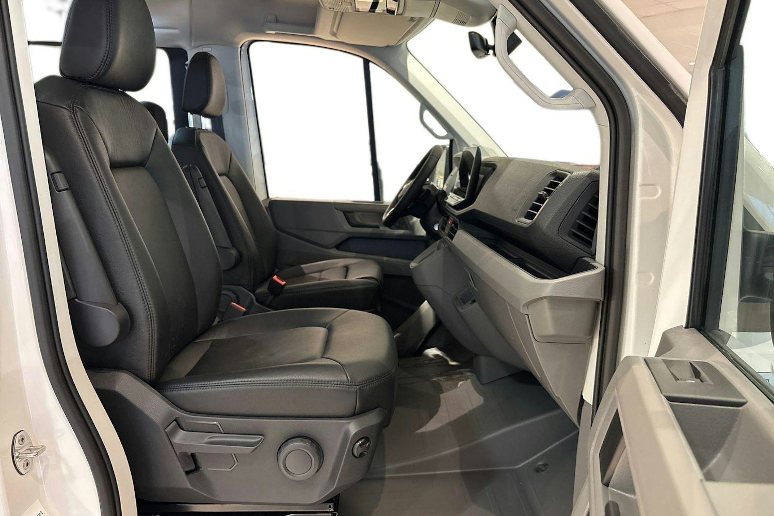 valkoinen Volkswagen Crafter 2026 kuva 11.