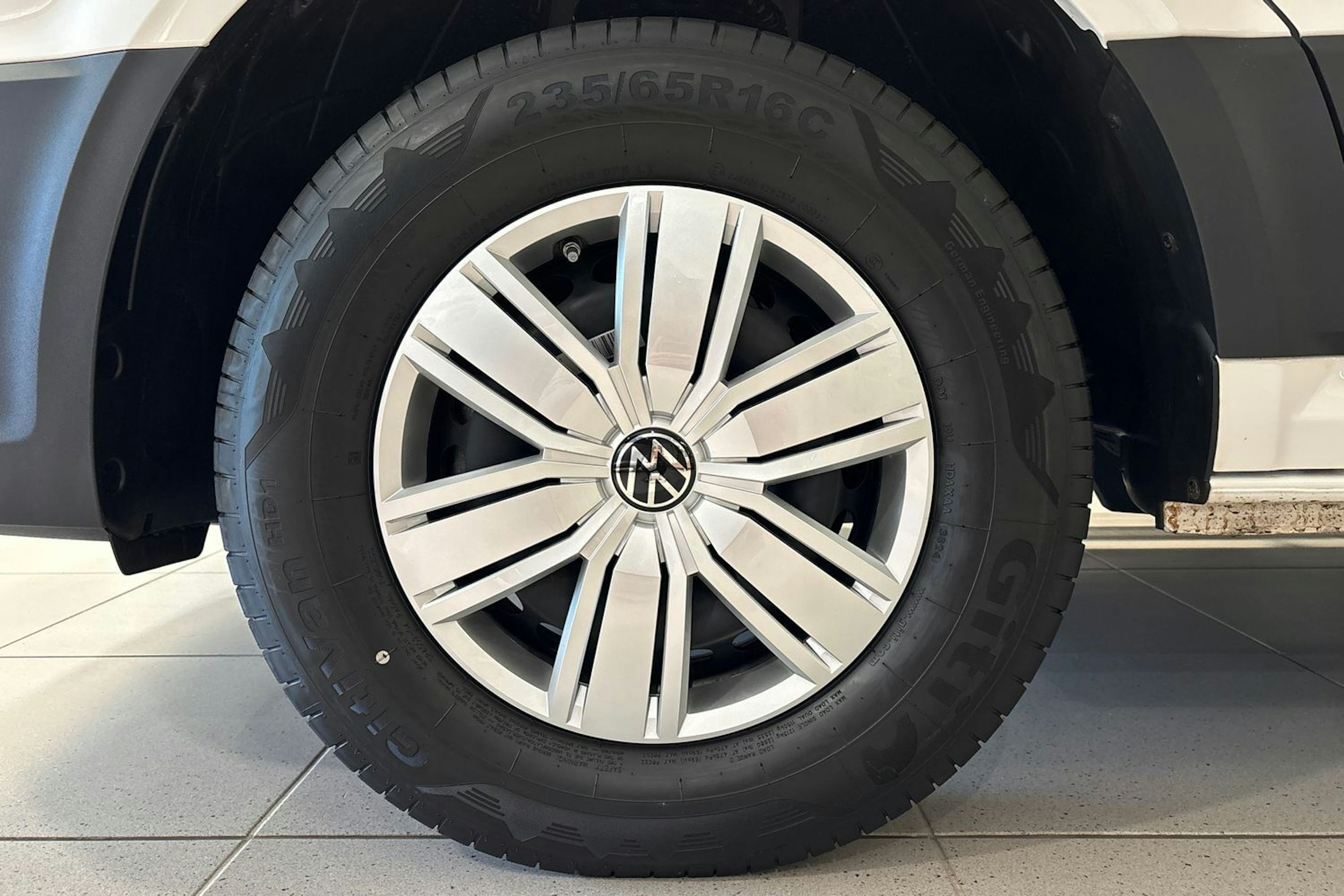 valkoinen Volkswagen Crafter 2025 kuva 18.