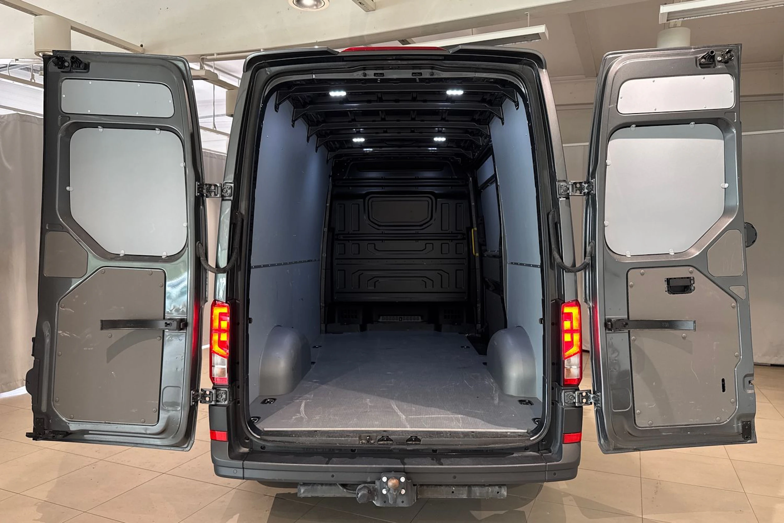 met. harmaa Volkswagen Crafter 2025 kuva 30.