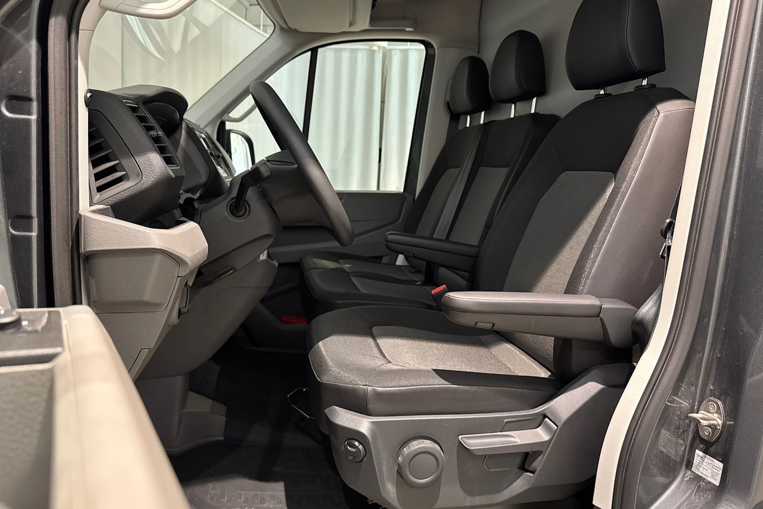 met. harmaa Volkswagen Crafter 2025 kuva 32.
